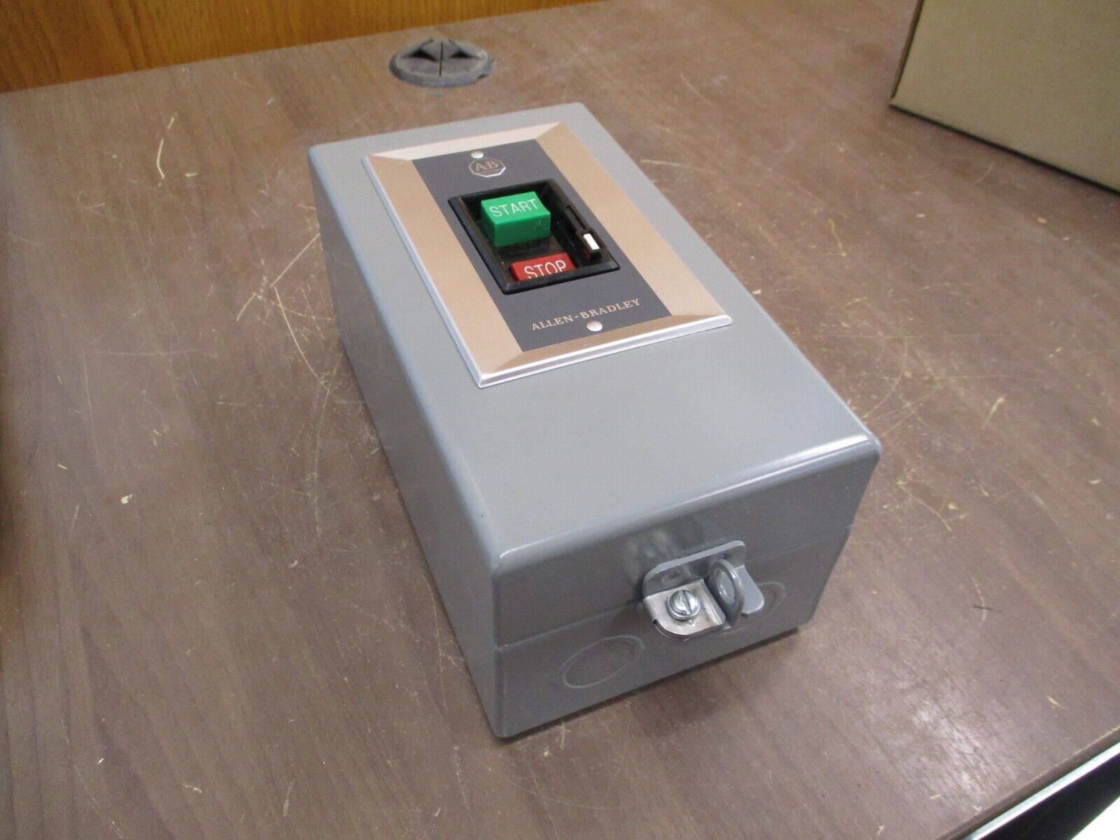 Allen-Bradley Enclosed Size 1 Manual Starter 609-AAW Ser. H 3Ph Type 1 Enclosure