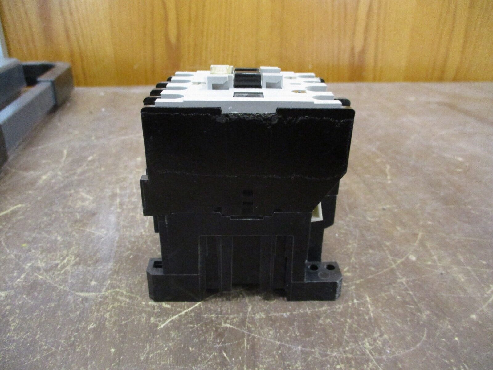 Allen-Bradley Contactor 100L-A20N*4 600V 30A 120V Coil 4P *Broken Insulator*