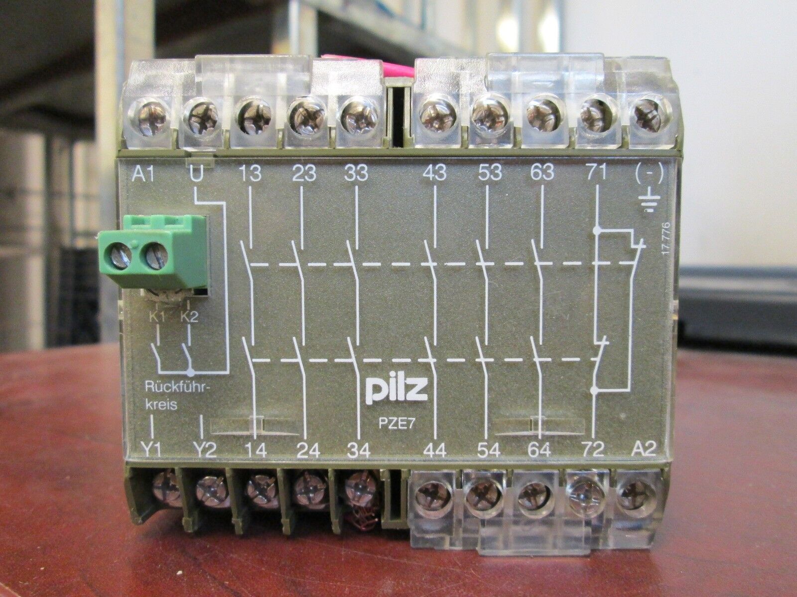PILZ Safety Relay PZE7 120VAC 6VA 50/60Hz Used