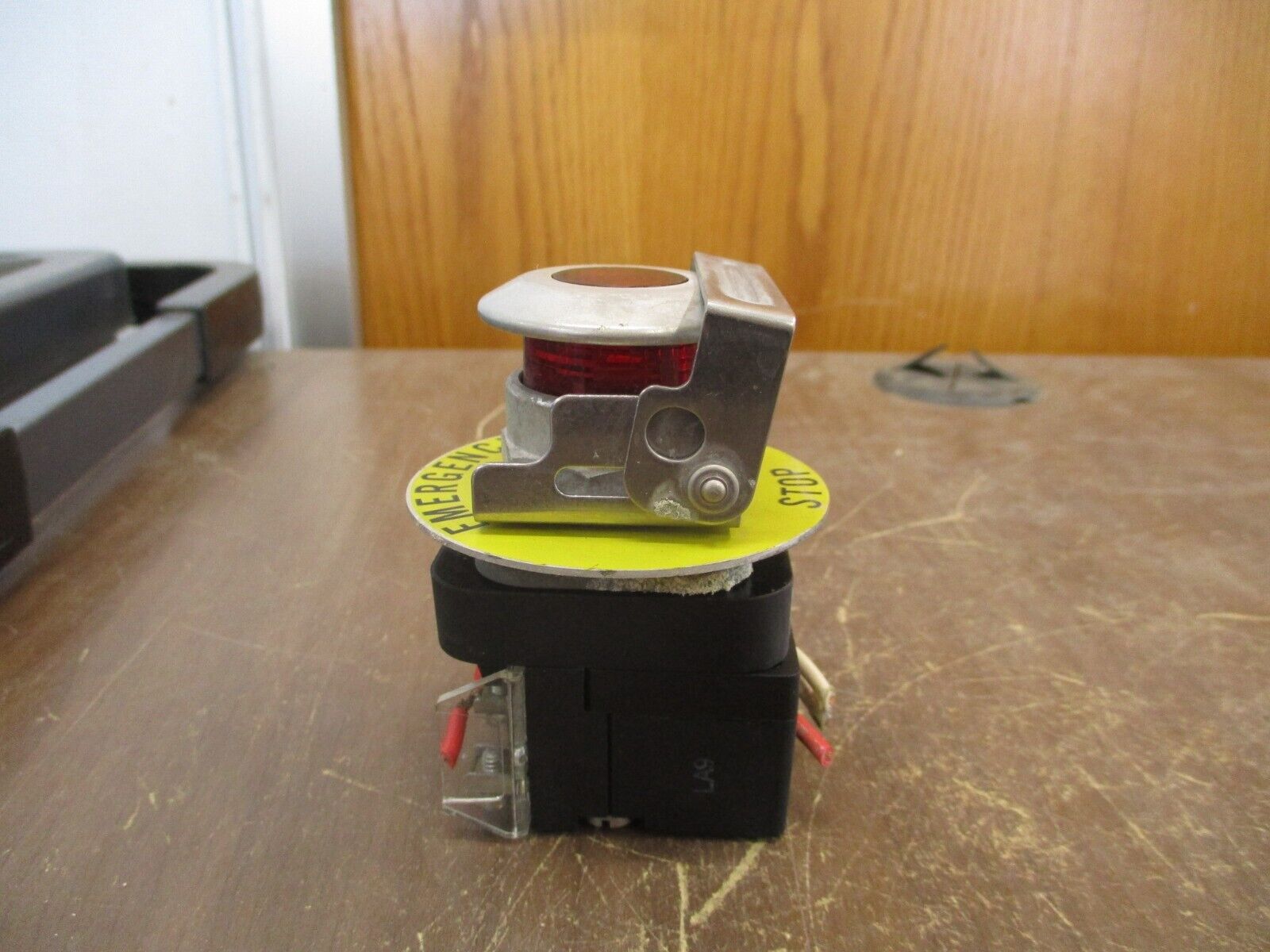 Allen-Bradley Illuminated Push / Pull Button 800T-FXQH2RA1 Ser. U 12-130V AC/DC