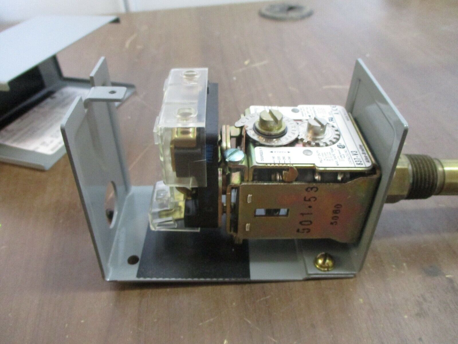 Allen-Bradley Temperature Control 837-V3A Ser. A Range: 140-290°F New Surplus