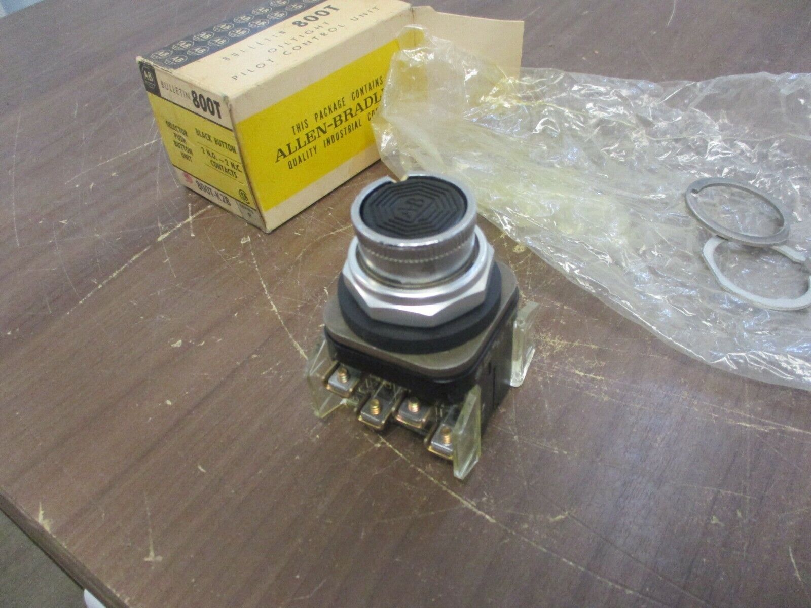 Allen-Bradley Selector Push Button 800T-K2B Ser. P Black Button 2 N.O.-2 N.C.