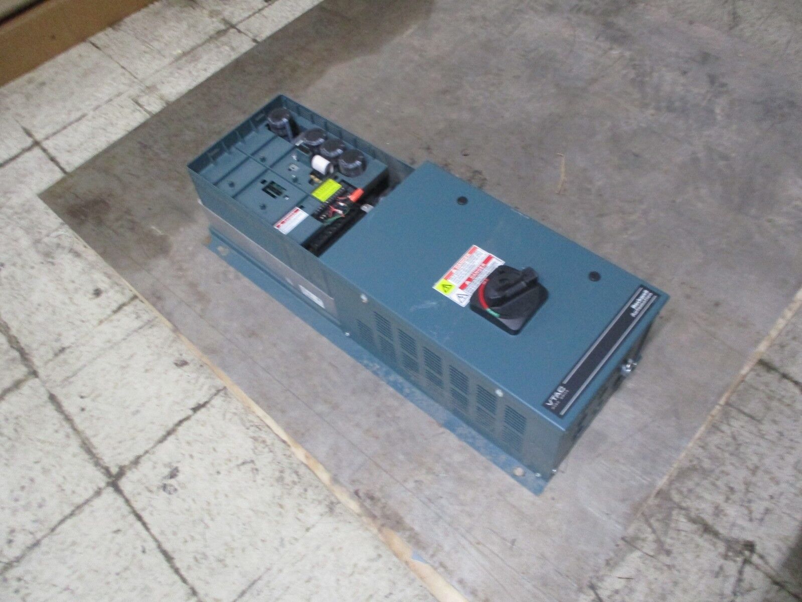 Rockwell Automation VTAC9 AC Drive w/ Disconnect 9VT401-022HTAN 15HP 3Ph Used