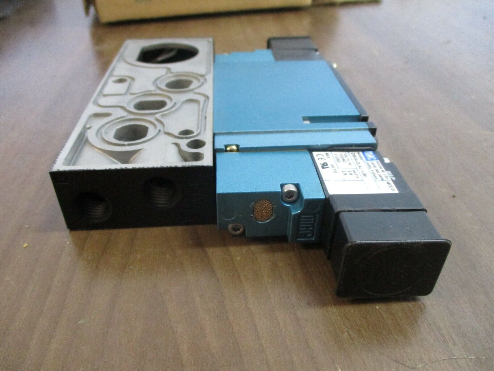 MAC Solenoid Valve 92B-BBA-BJG-DM-DJAJ-1JM New Surplus
