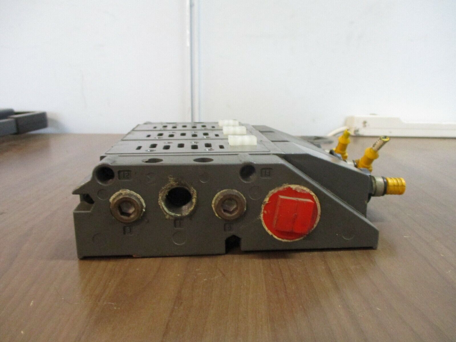 Vickers Valve Base Manifold 102020049 3-Valve Used