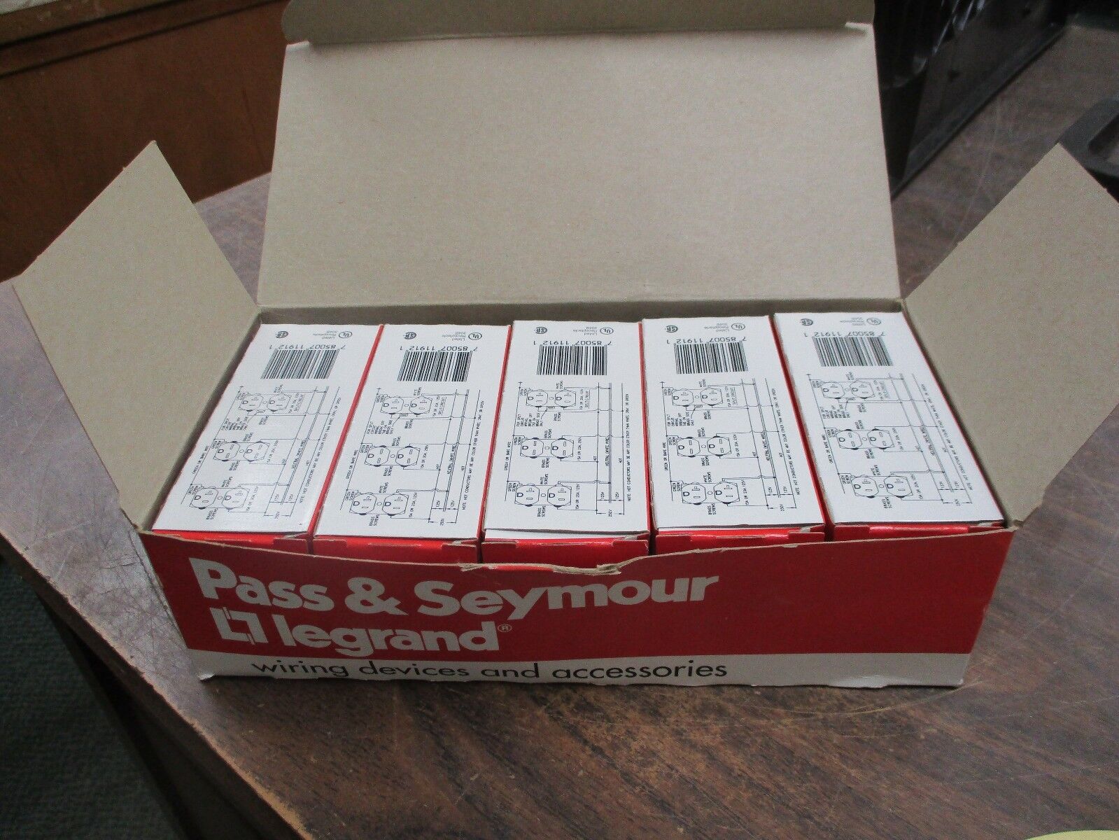 Legrand Receptacle CR20 20A 125V New Surplus