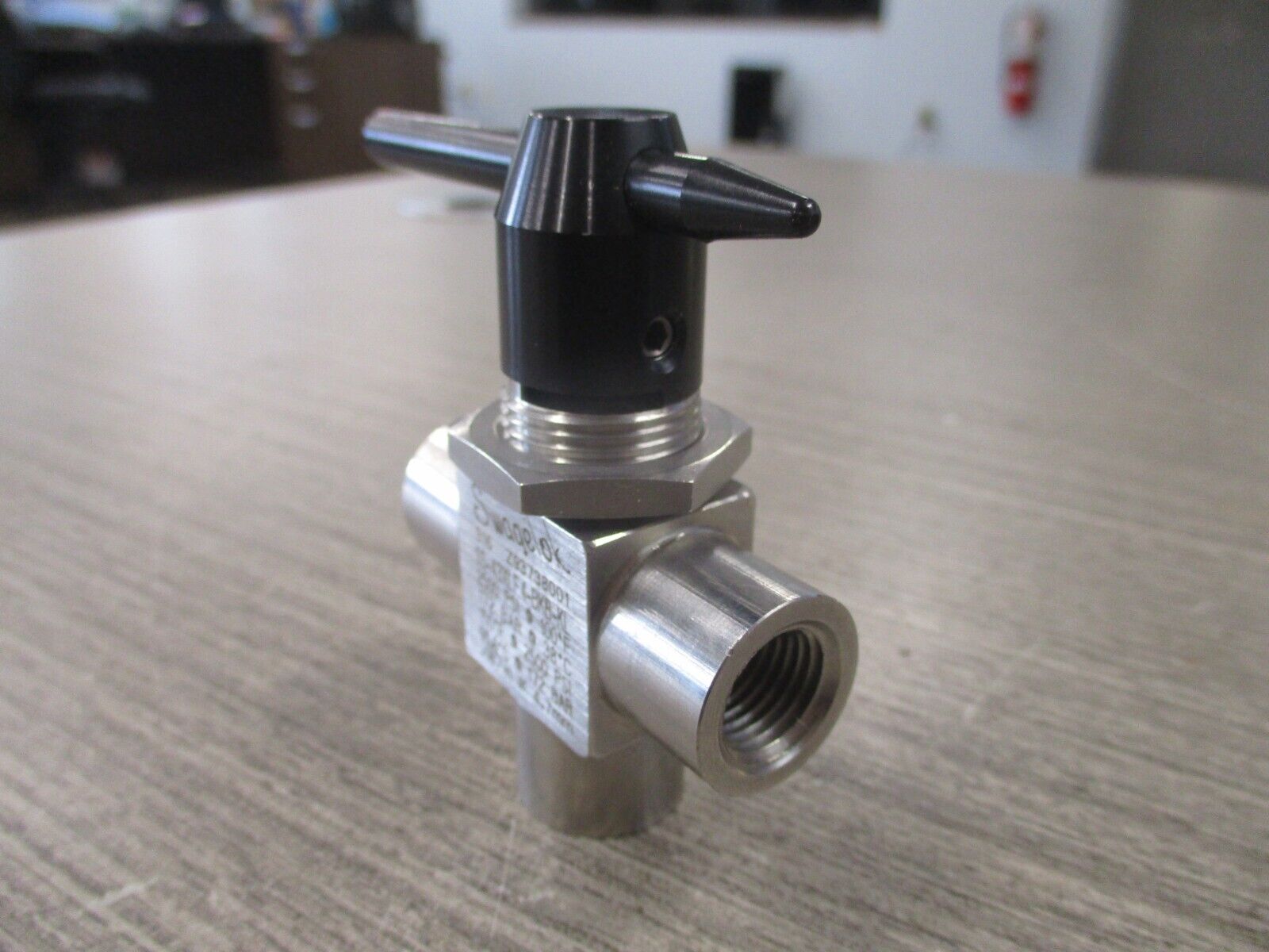 Swagelok Stainless Steel 3-Way Ball Valve SS-43XLF4-BKB-KL 2500 PSI Used