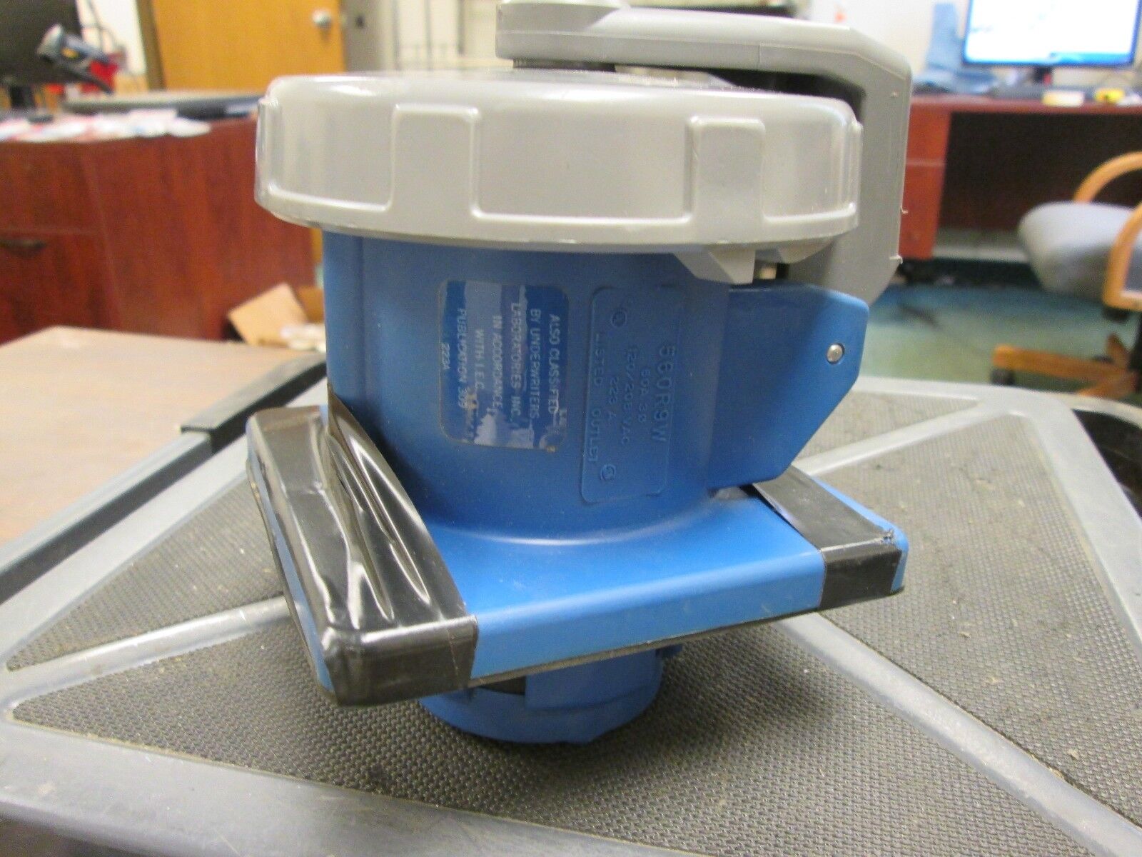 Hubbell  Receptacle 560R9W 60A 120/208VAC 4P 5W 3Ph Used