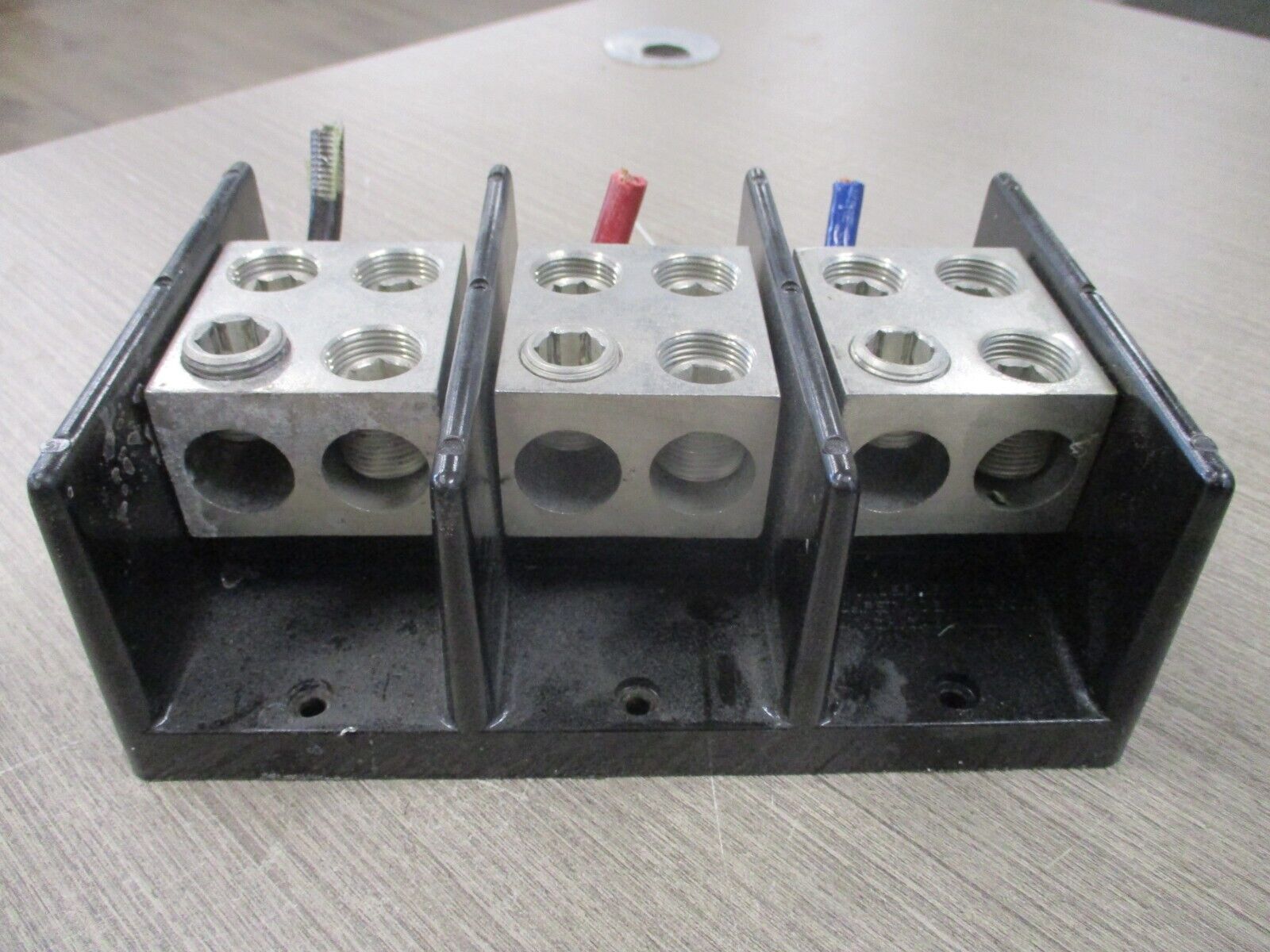 Buss Distribution Block 16504-3 760A 600V 3P Used