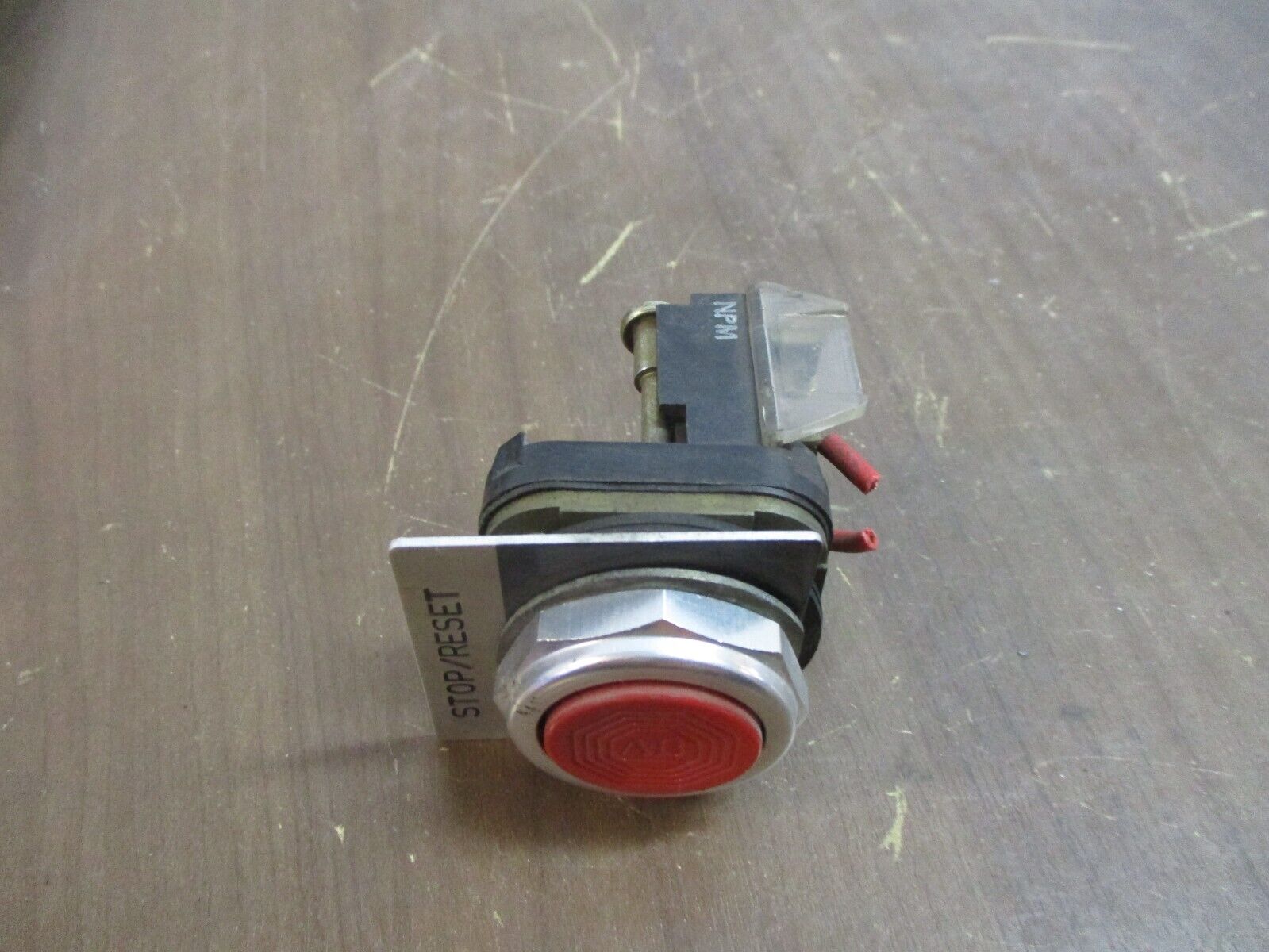 Allen-Bradley Flush Head Push Button 800T-A… Ser. T Type 4, 13 Red Used