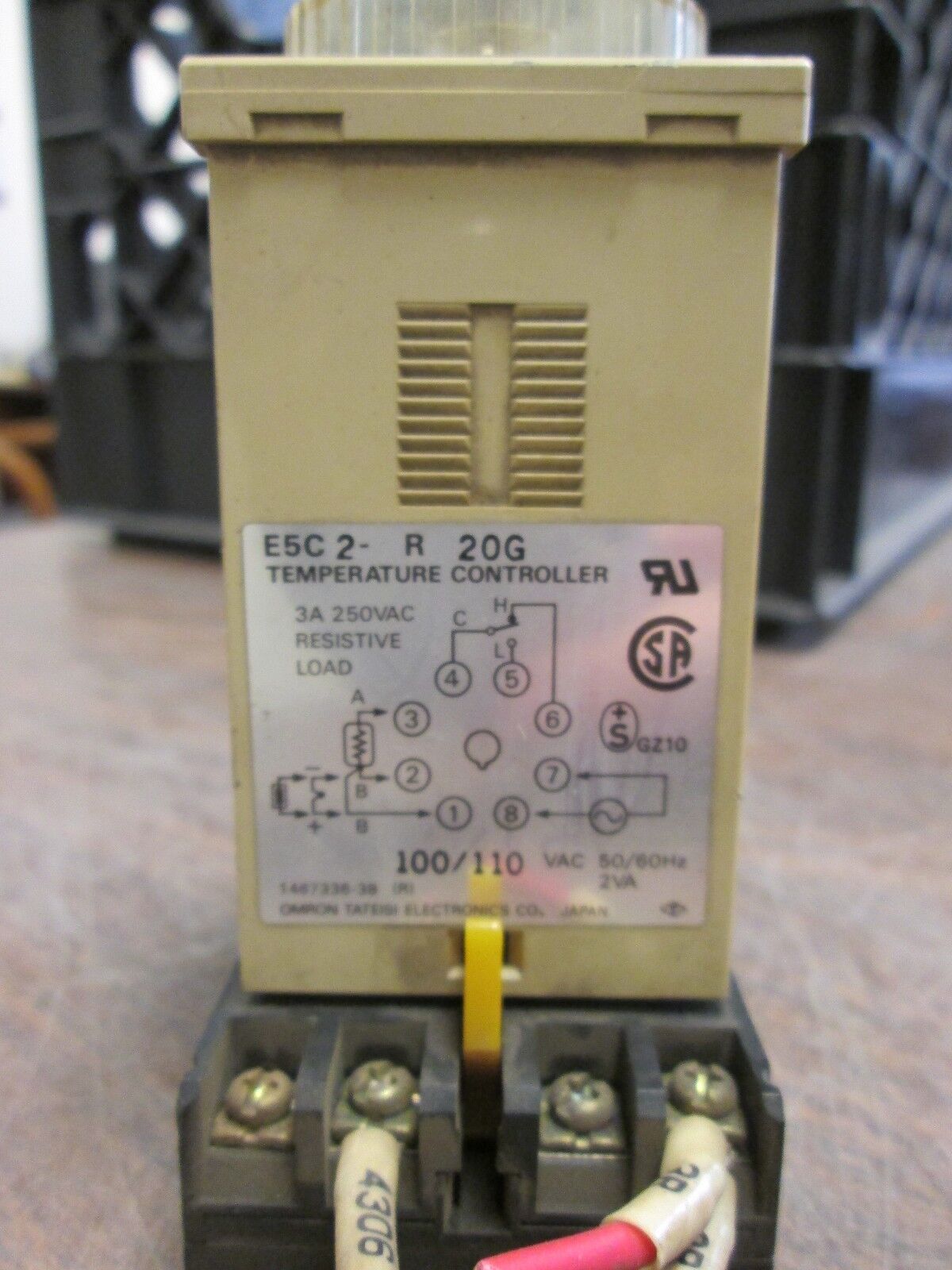 Omron Temperature Controller E5C2-R 20G 100/110V 50/60Hz 2VA Used