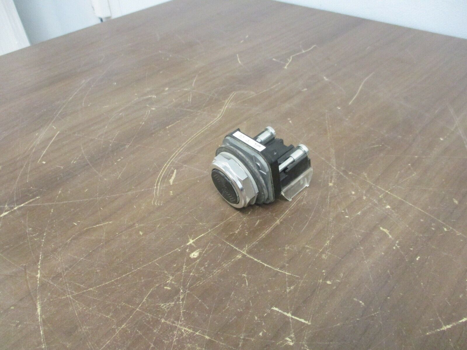 Allen-Bradley Flush Head Push Button 800T-A… Ser. T Type 4, 13 Black Used
