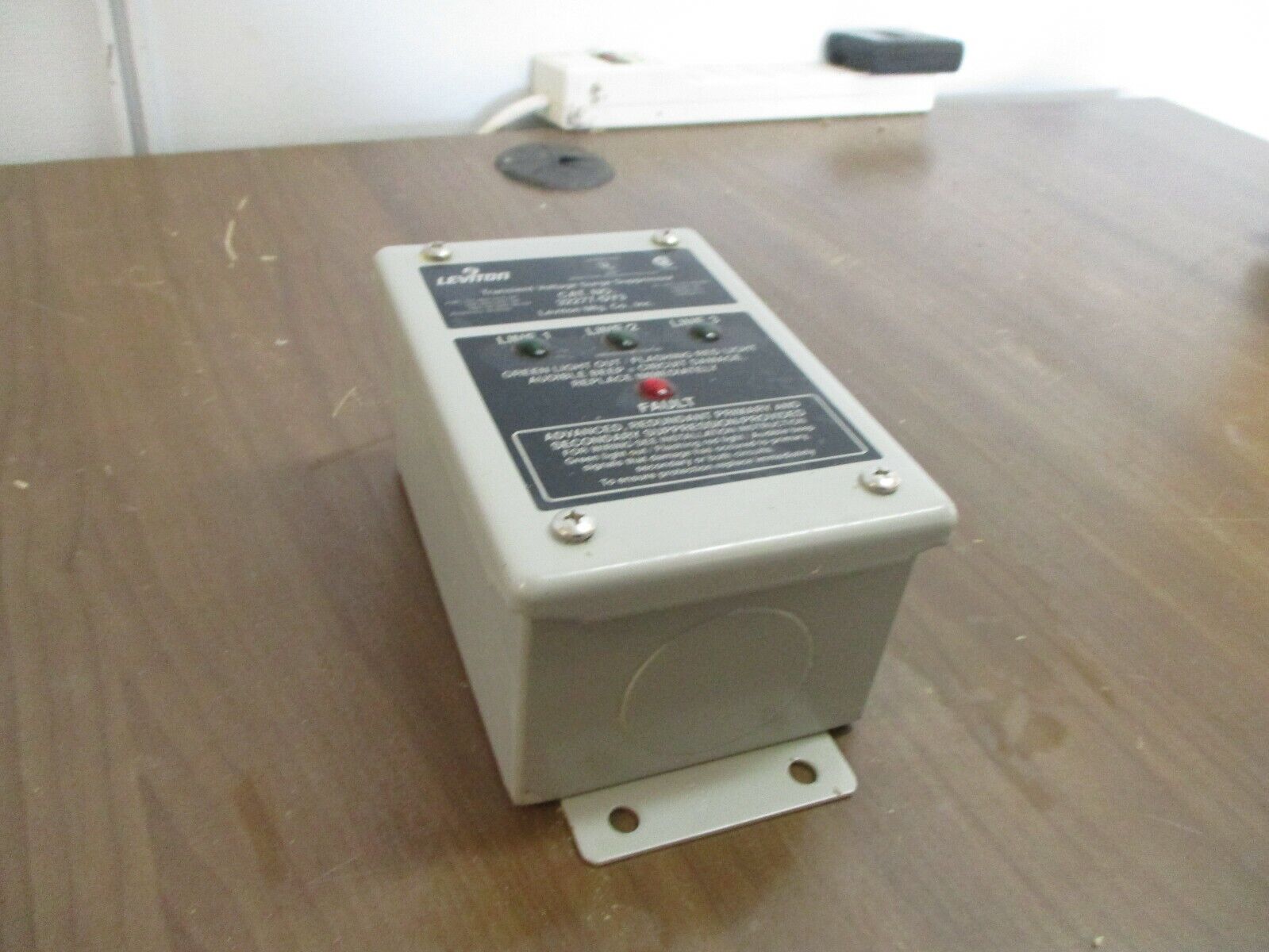 Leviton Surge Suppressor 32277-DY3 277/480VY 240/480V 50-60Hz Used