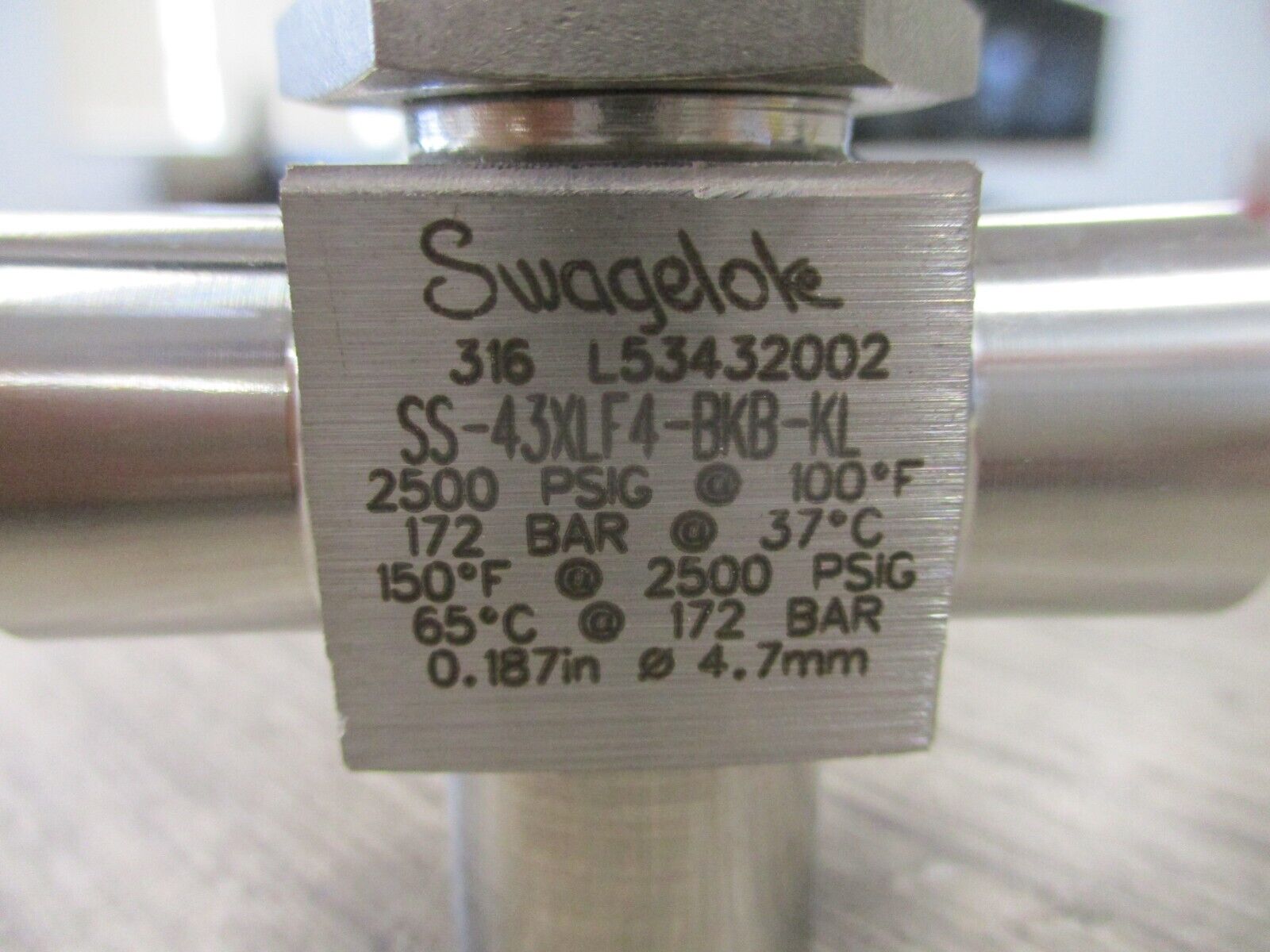 Swagelok Stainless Steel 3-Way Ball Valve SS-43XLF4-BKB-KL 2500 PSI New Surplus