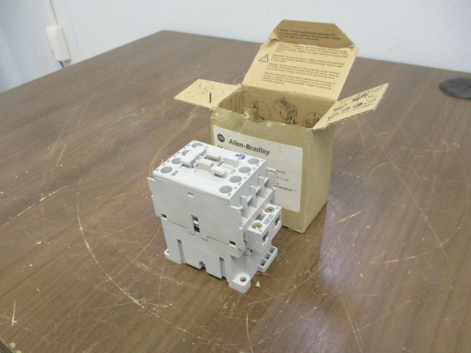 Allen-Bradley Contactor 700-CF400D Ser. A 120V Coil *Chipped Corner* New Surplus