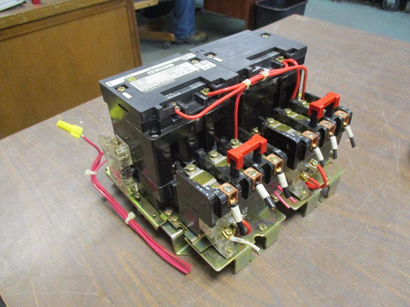Square D Size 2 2-Speed Starter 8810 SD04 120V Coil 600V Used