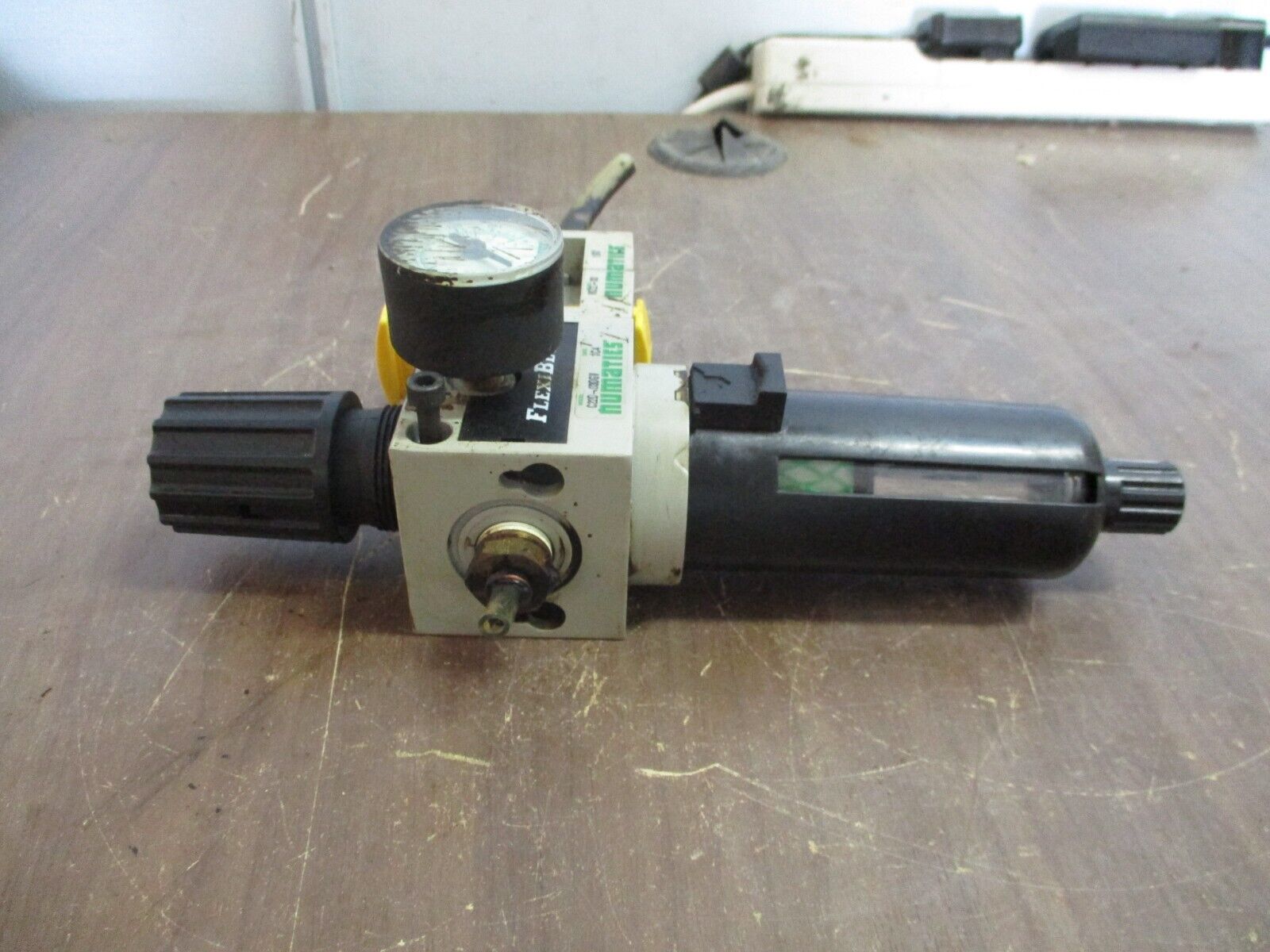 Numatics Flexiblok Filter Regulator C22D-03DGV w/ VS22-03 Lock Out Valve Used