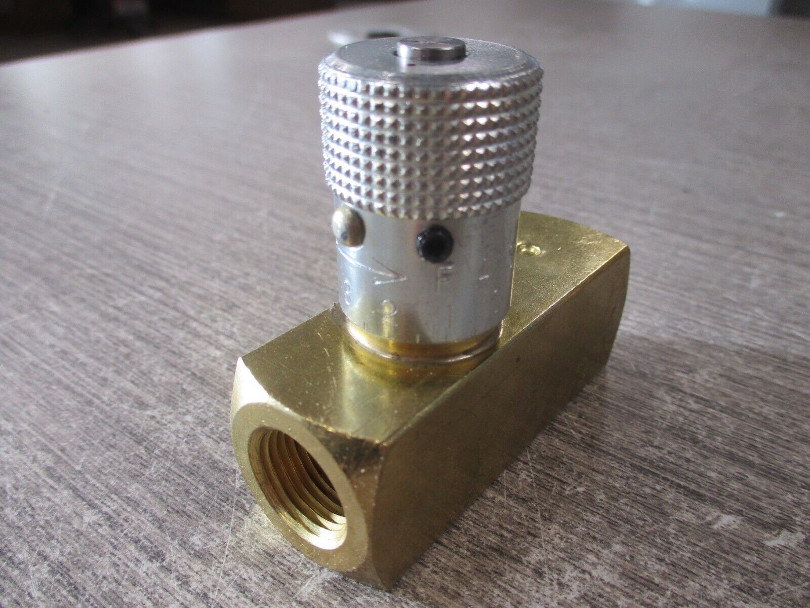 Parker Hydraulic Flow Control Valve F600B 200PSI Used