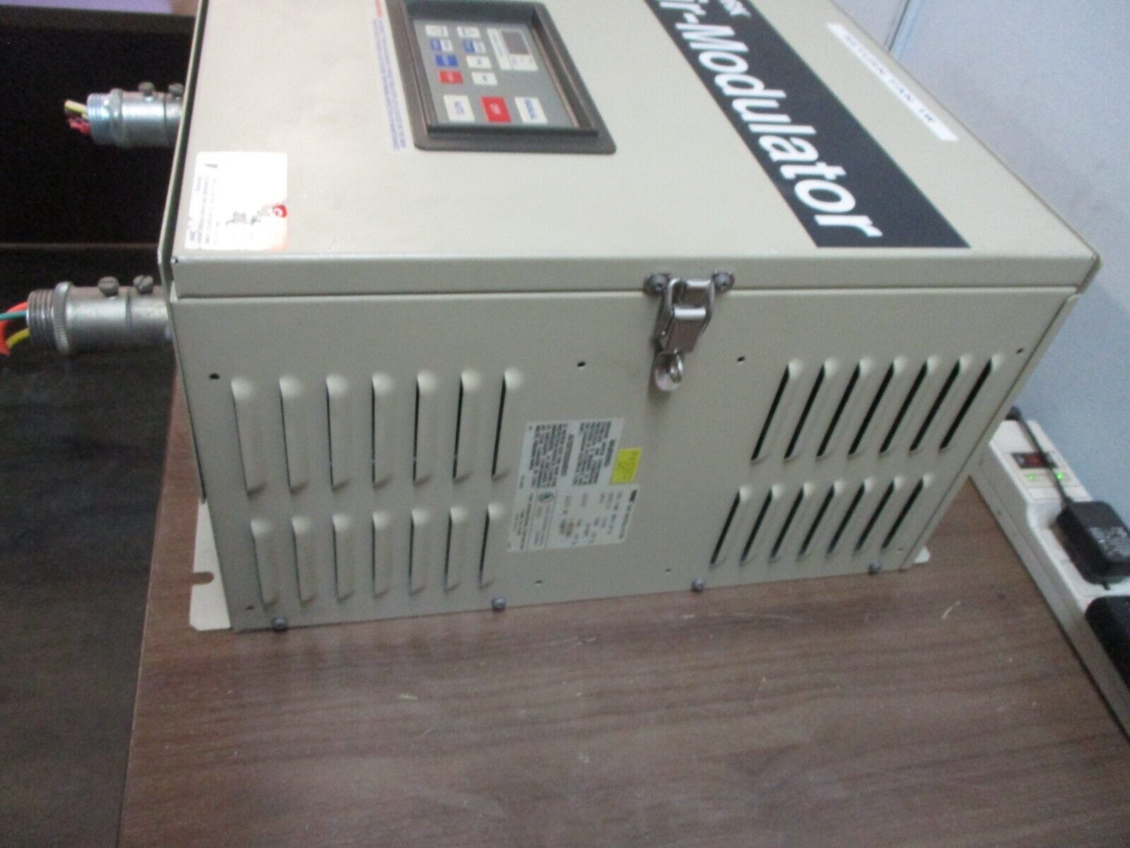 York Air Modulator AMIV-10-46 11kVA 3Ph Input: 460V 15A 3P 50/60Hz Used