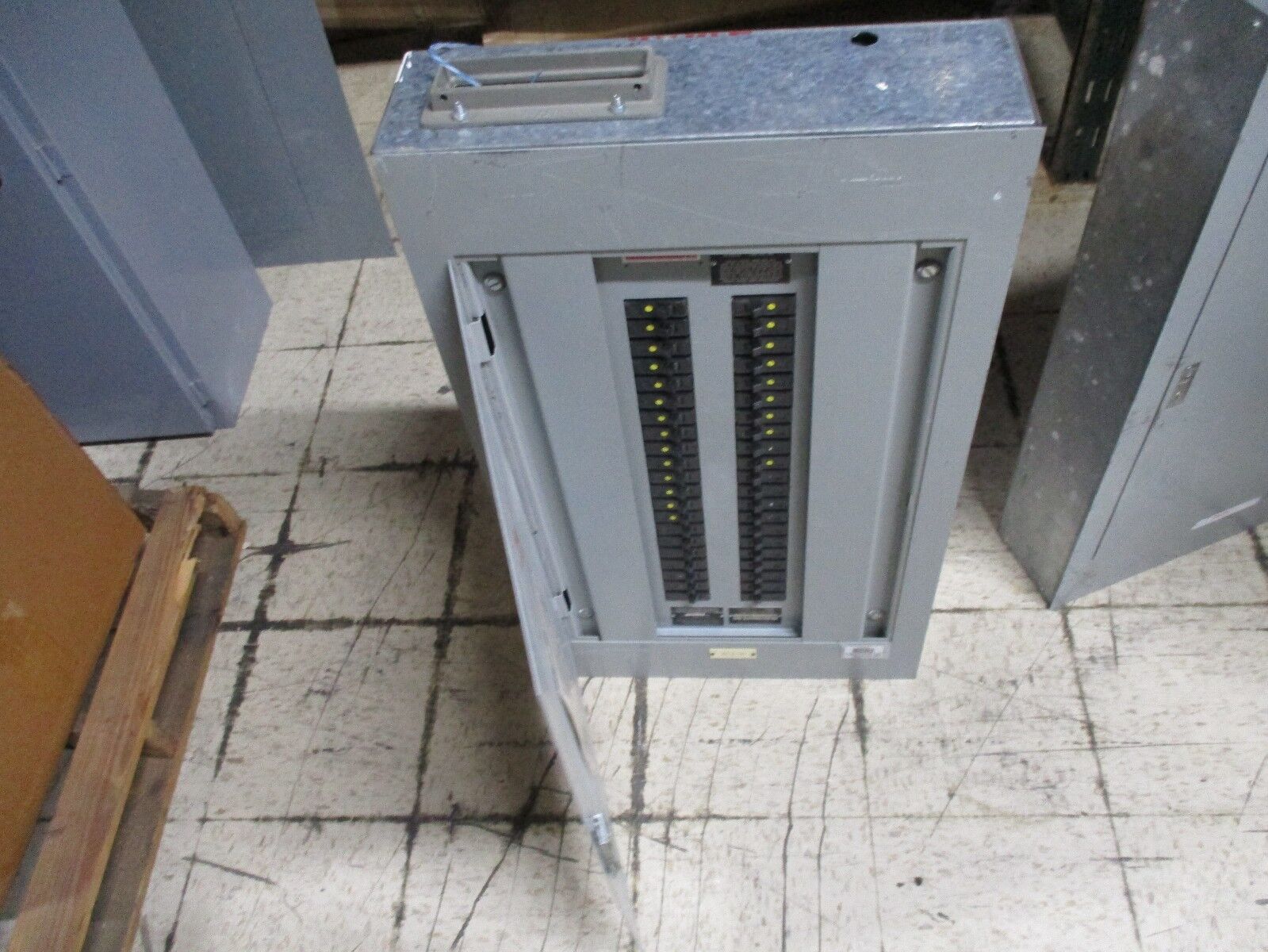 Westinghouse Main Lug Circuit Breaker Panel CG-15706 42-Slot, 225A Max 3Ph 4W
