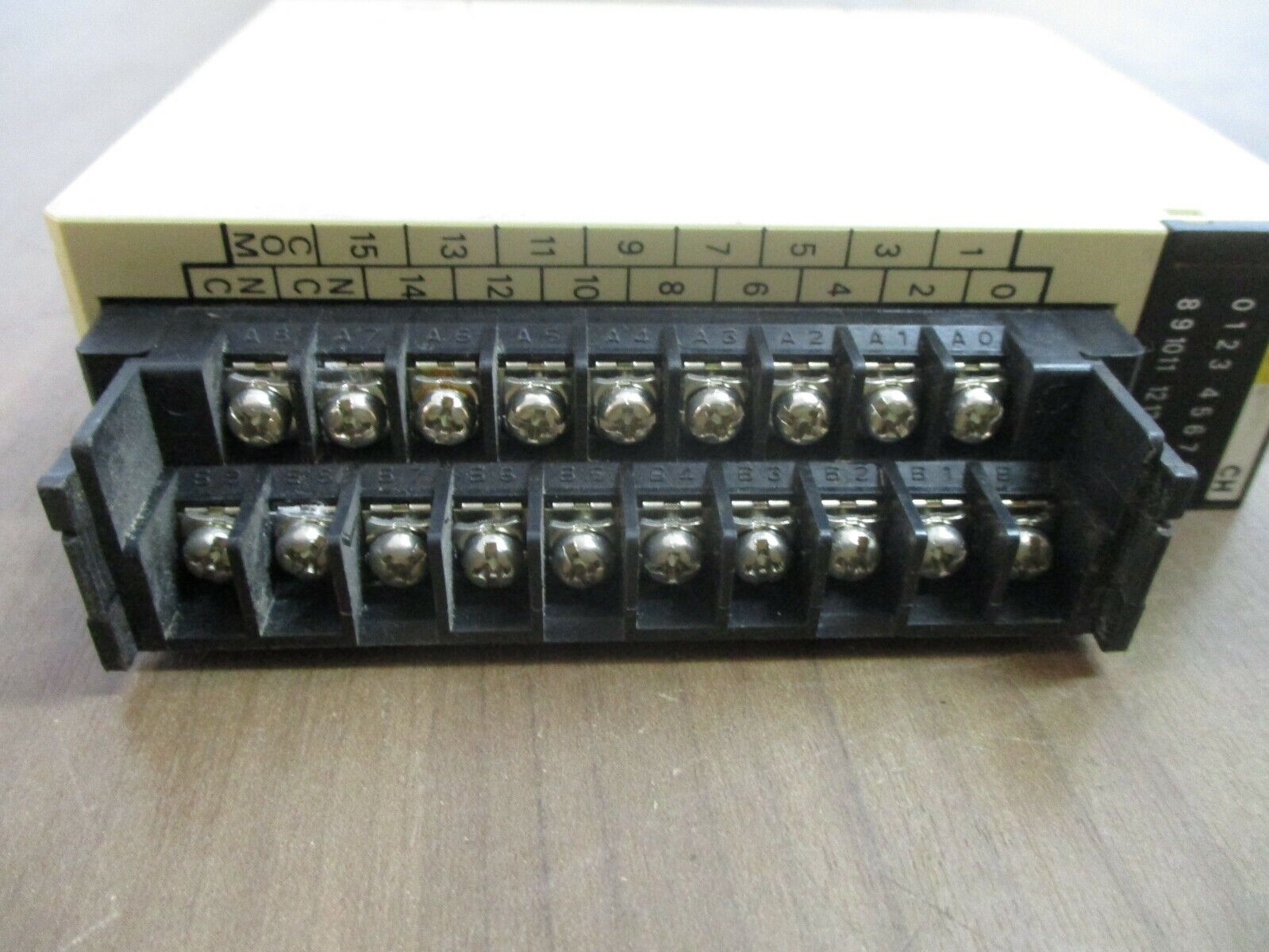 Omron Output Unit C200H-OC225 250VAC 24VDC *Missing Terminal Cover* Used