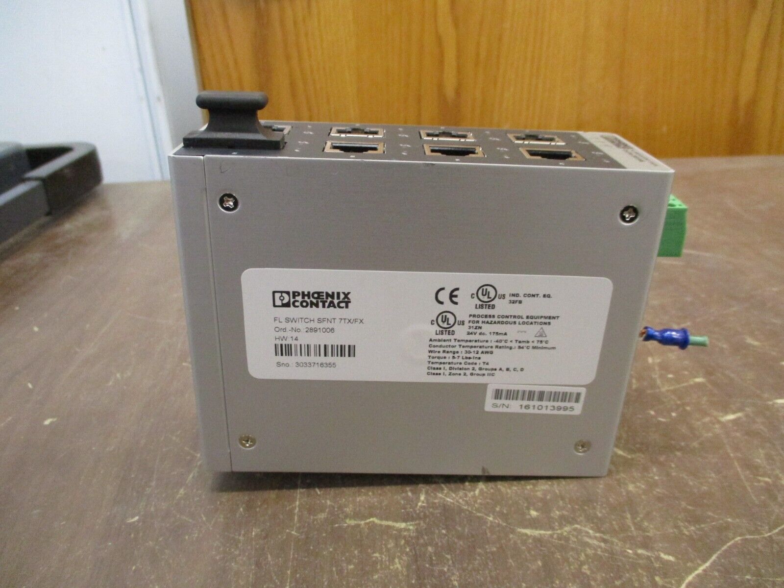 Phoenix Contact Industrial Ethernet Switch 2891006 HW: 14 SFNT 7TX/FX Used