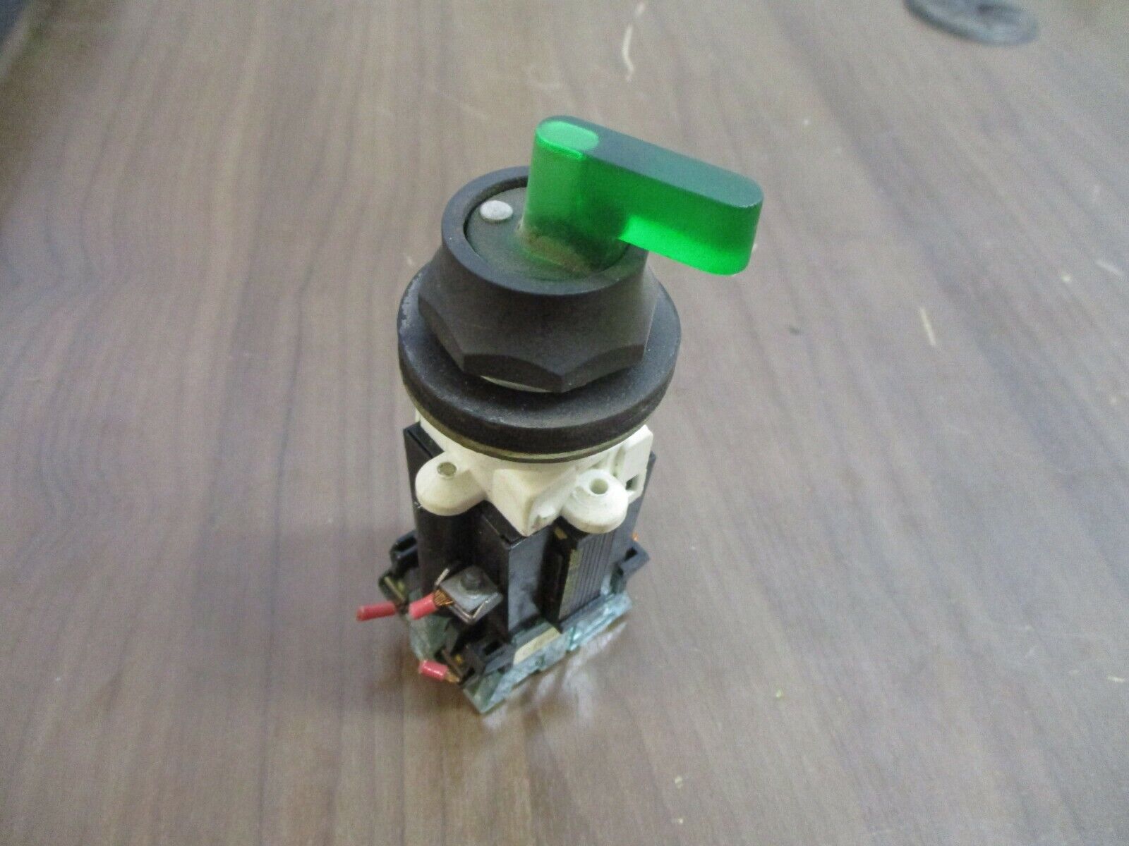 Westinghouse Illuminated Selector Switch PB1T1P Model B 120V 50/60Hz Green Used