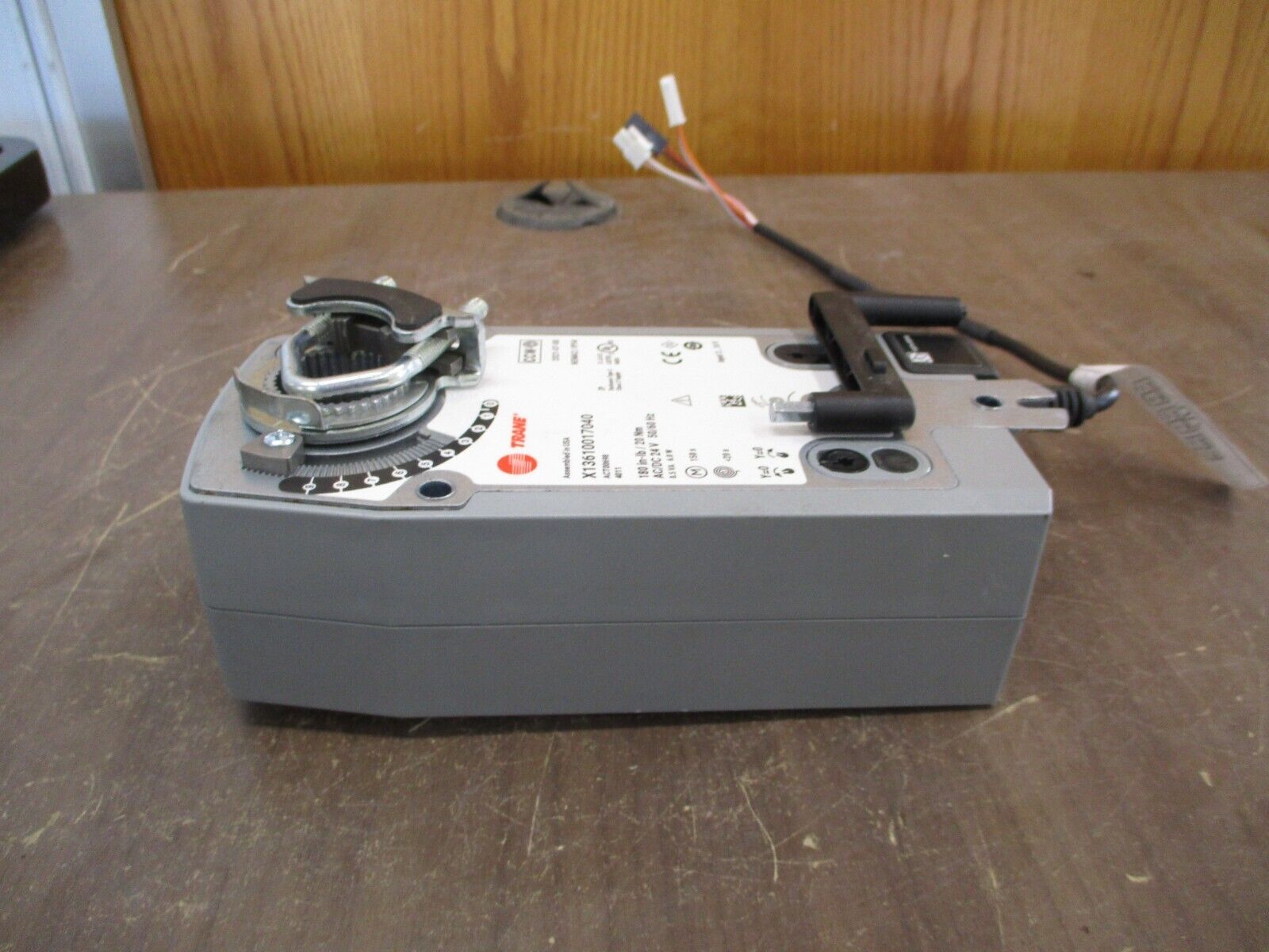 Trane Actuator X13610017040 180 in-lb 24V AC/DC Nema 2 *Missing Lug* Used