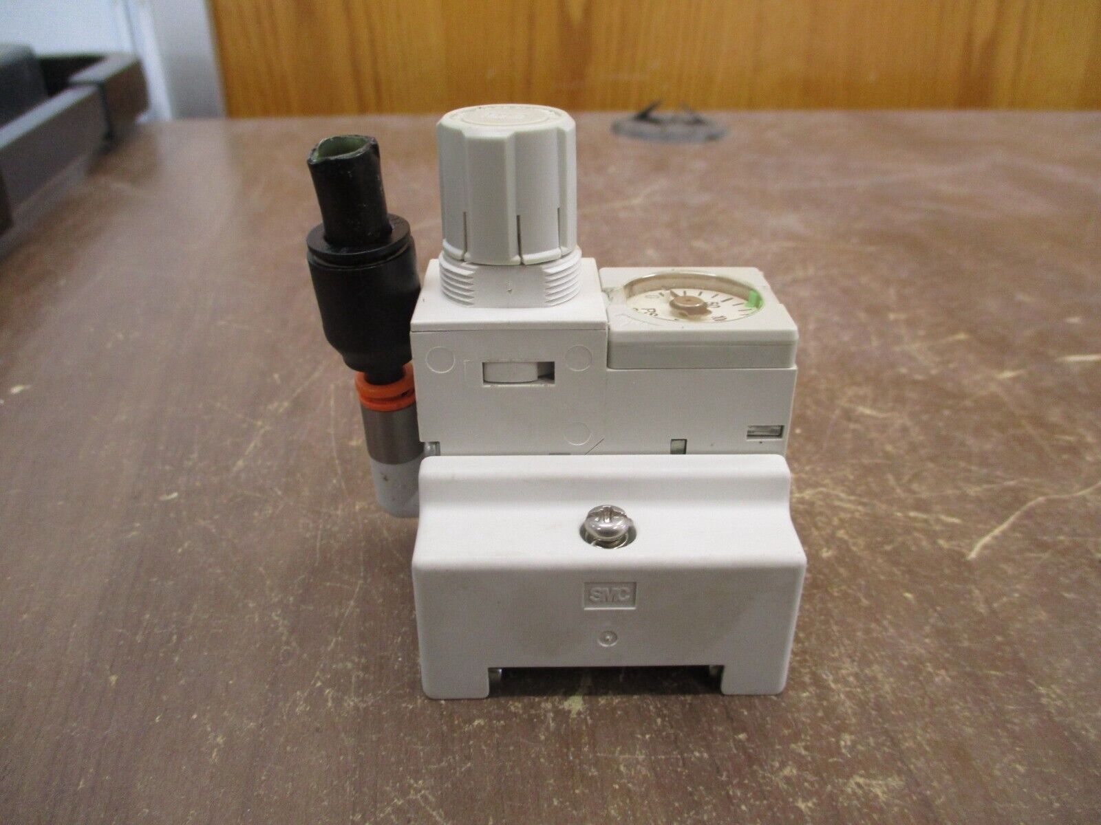 SMC Regulator ARM11AB1-R67-AZ Range: 0-150 PSI Used