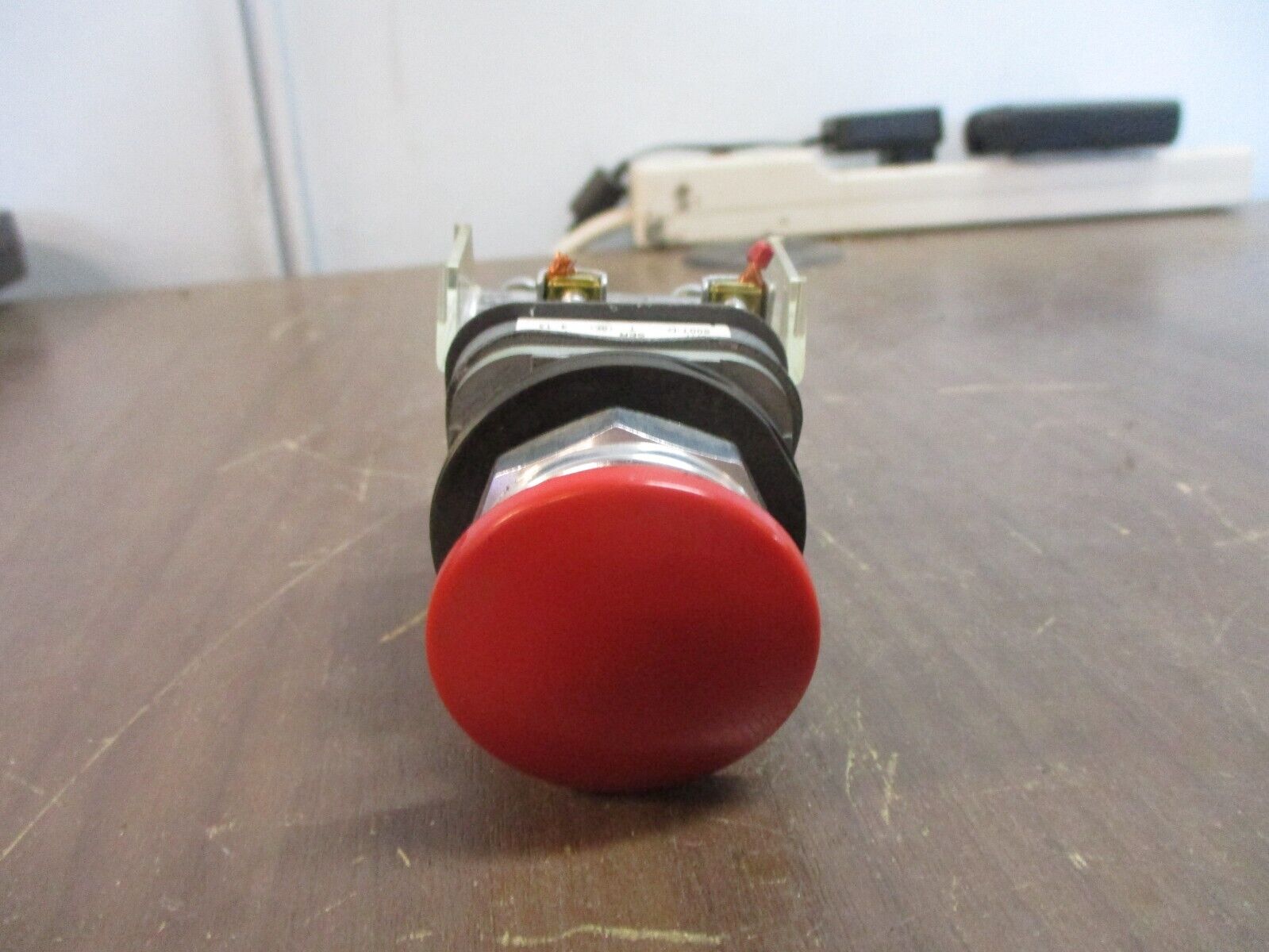 Allen-Bradley Mushroomhead Push Button 800T-D... Ser. T Type 4, 13 Red Used