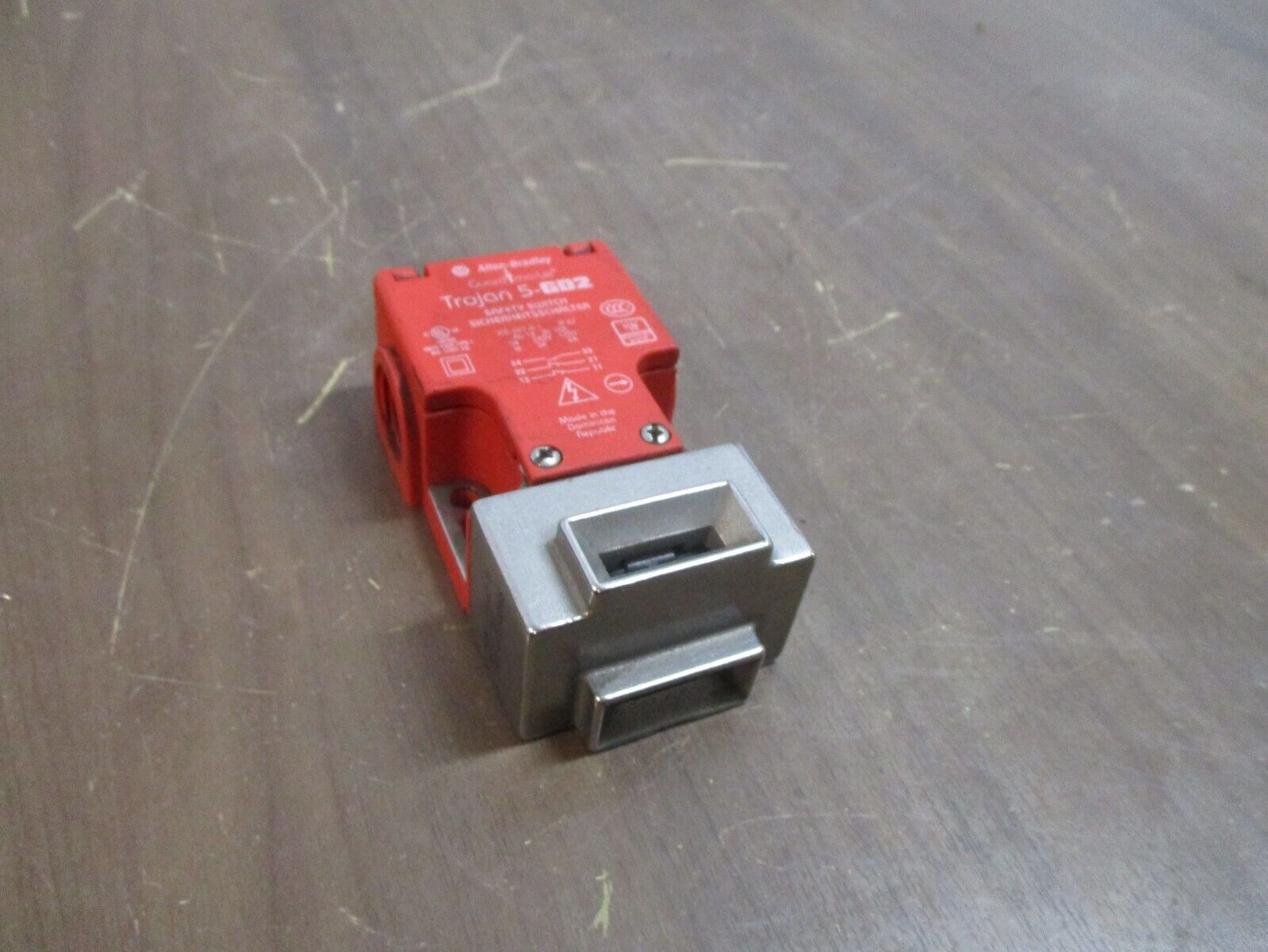 Allen-Bradley GuardMaster Safety Switch Trojan 5-GD2 120/240V 6A/3A Used
