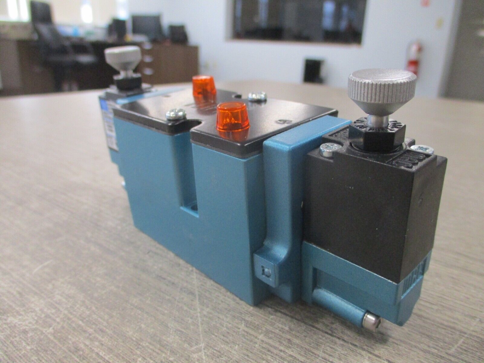 MAC Solenoid Valve 82A-BC-000-TM-DAAP-1DA Used