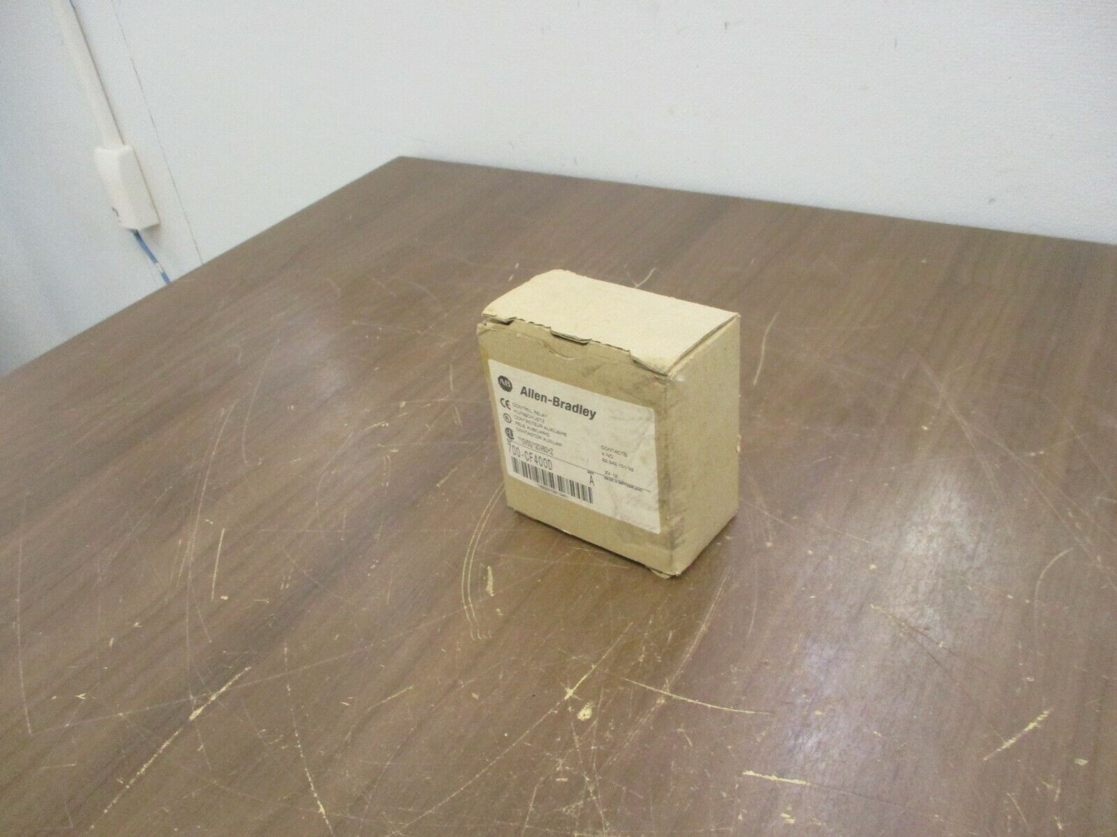 Allen-Bradley Contactor 700-CF400D Ser. A 120V Coil *Chipped Corner* New Surplus