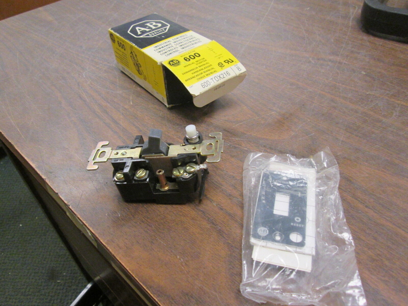 Allen-Bradley Manual Motor Starter 600-T0X216 240V Ser. B New Surplus