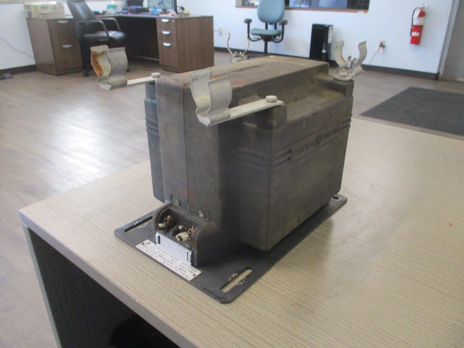 GE Type JVM-5 Potential Transformer 685X40 Ratio 100:1 Pri:12KV 1.5KVA 60HZ Used