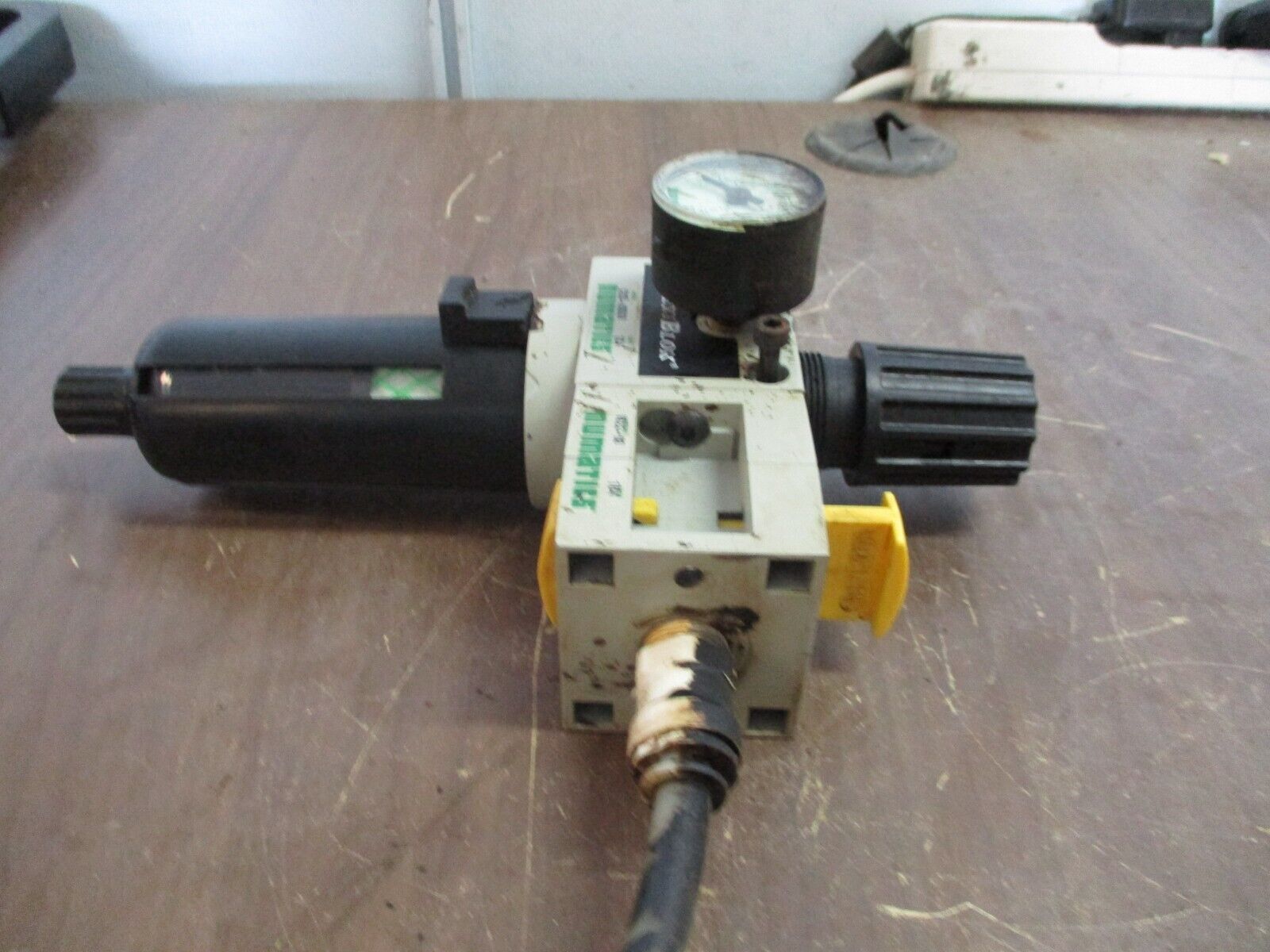 Numatics Flexiblok Filter Regulator C22D-03DGV w/ VS22-03 Lock Out Valve Used