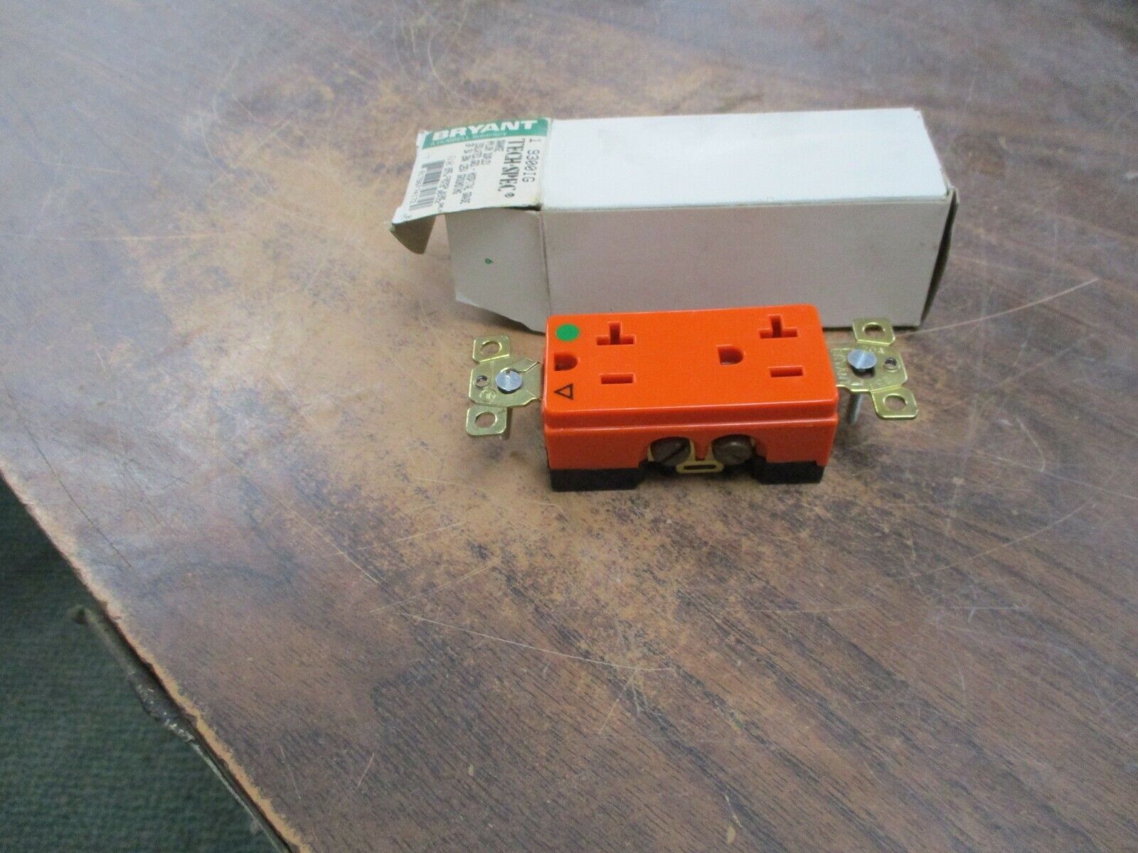 Bryant Tech Spec Duplex Outlet 9300IG 20A 125V 2P 3W Orange New Surplus