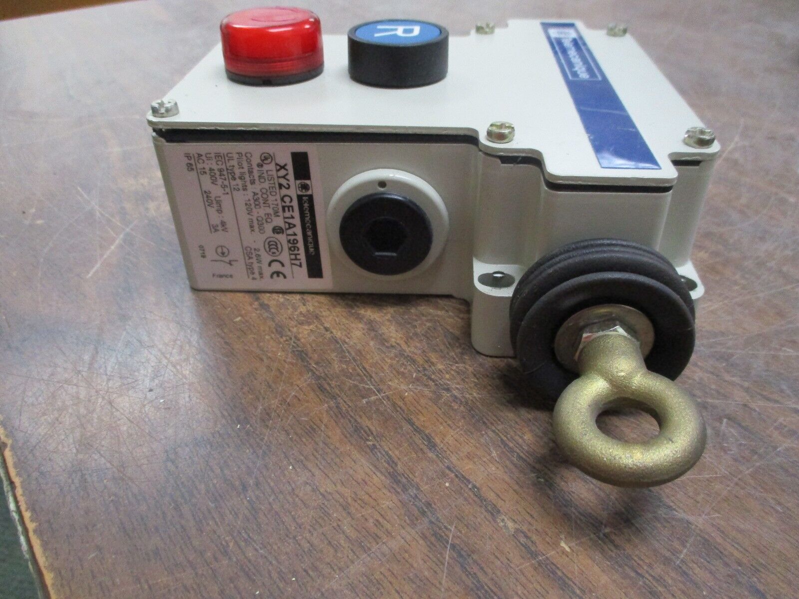 Telemecanique Cable Pull Switch XY2 CE1A196H7 Used
