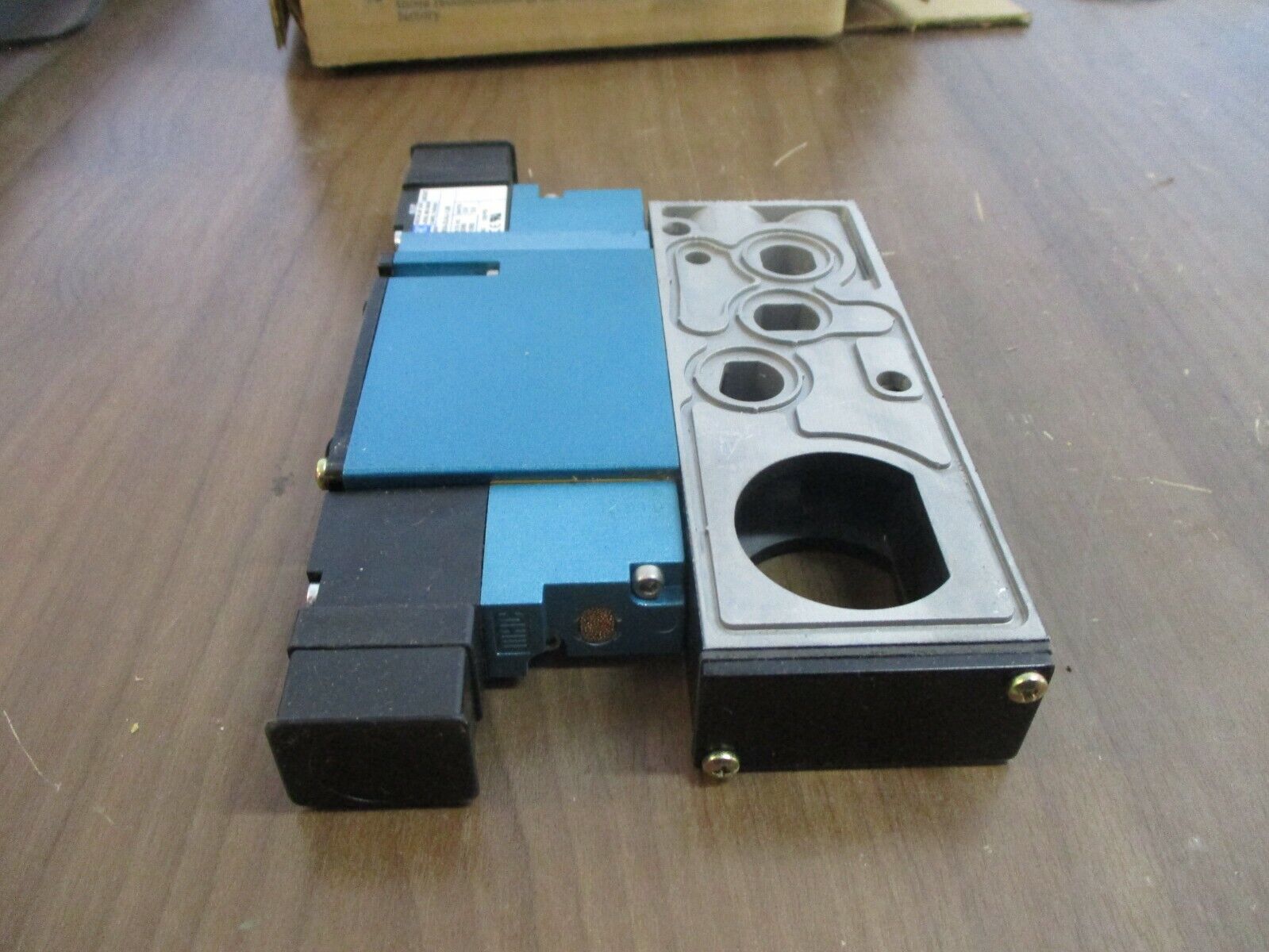 MAC Solenoid Valve 92B-BBA-BJG-DM-DJAJ-1JM New Surplus