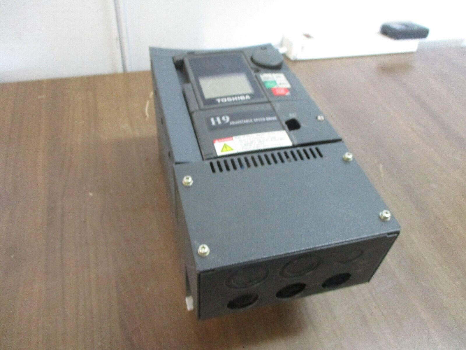 Toshiba H9 AC Drive VT130H9U4055 5HP 3Ph w/ Keypad *Broken Cover* Used