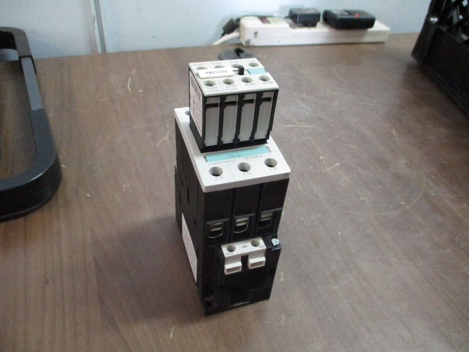 Siemens Sirius Contactor 3RT1036-1B..0 24VDC 50A 600V w/ Aux Contact Block Used