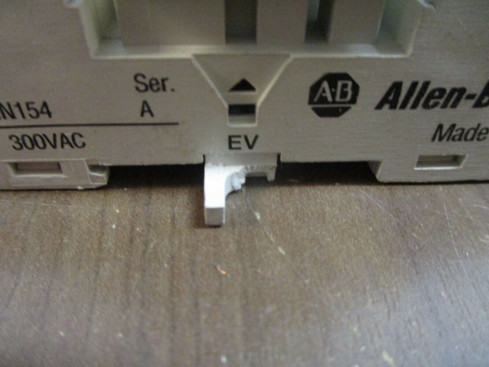 Allen-Bradley Relay 700-HB32Z24-4 Ser. D 24VDC w/ Base *Lot of 2* Used