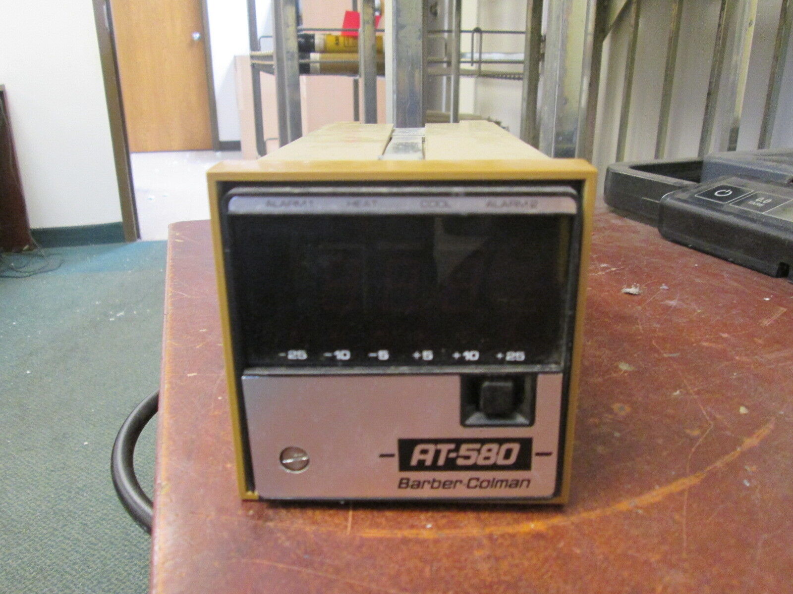 Barber-Colman Temperature Controller AT-580 Used
