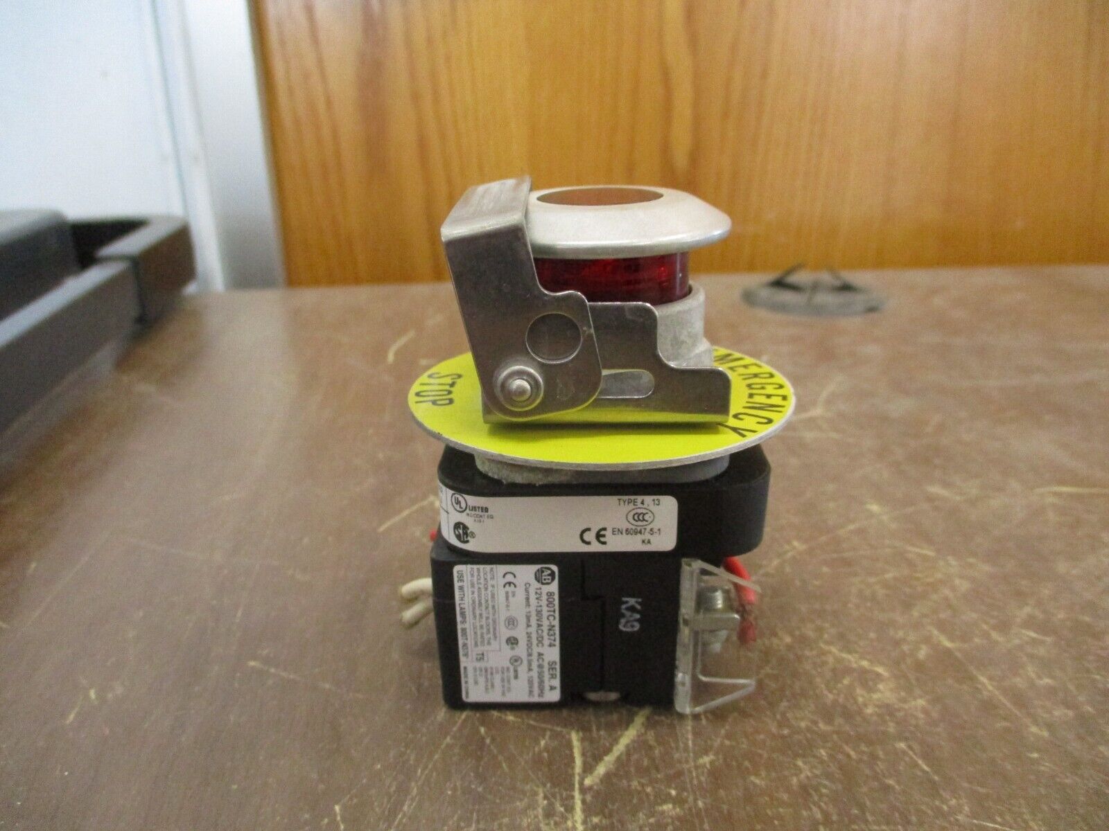 Allen-Bradley Illuminated Push / Pull Button 800T-FXQH2RA1 Ser. U 12-130V AC/DC