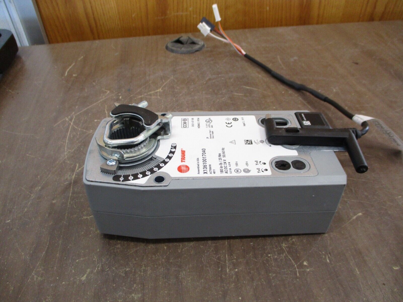 Trane Actuator X13610017040 180 in-lb 24V AC/DC Nema 2 *Missing Lug* Used