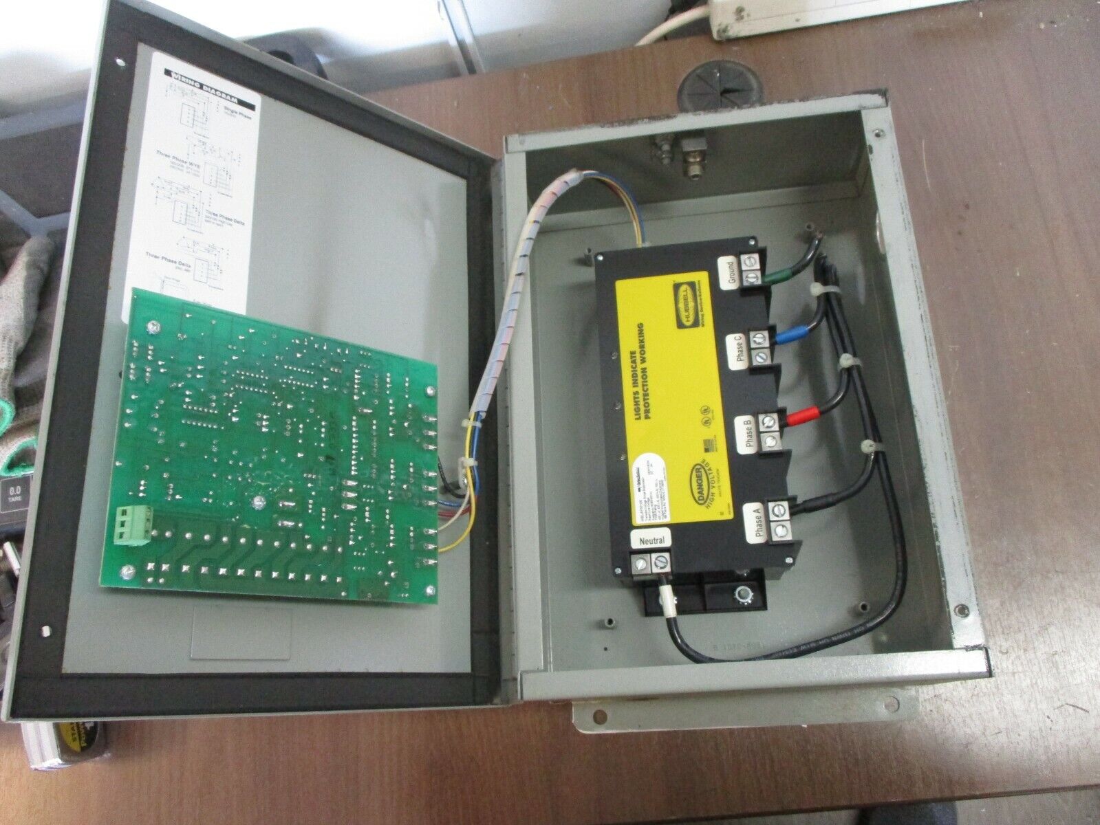 Hubbell SpikeShield Surge Suppressor HBL4P100 120/208V 50/60/400Hz Used