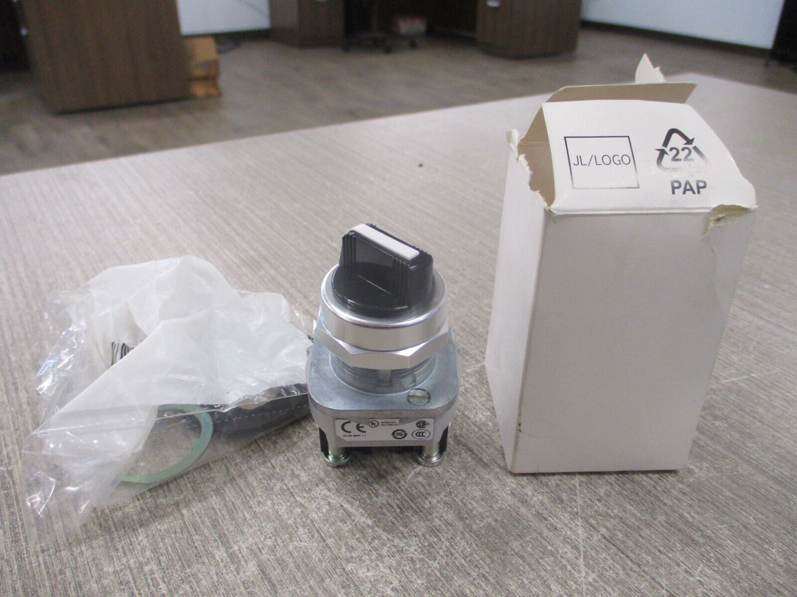 Allen-Bradley Selector Switch 800T-H5A Ser. T Type 4/13 New Surplus