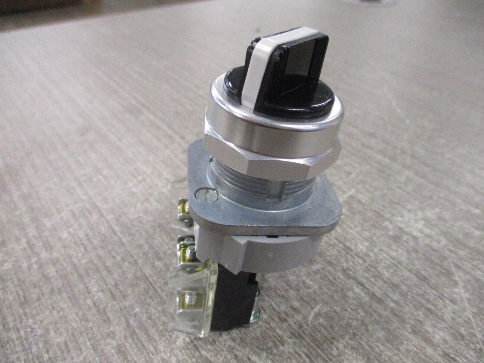 Allen-Bradley Selector Switch 800T-H5A Ser. T Type 4/13 New Surplus