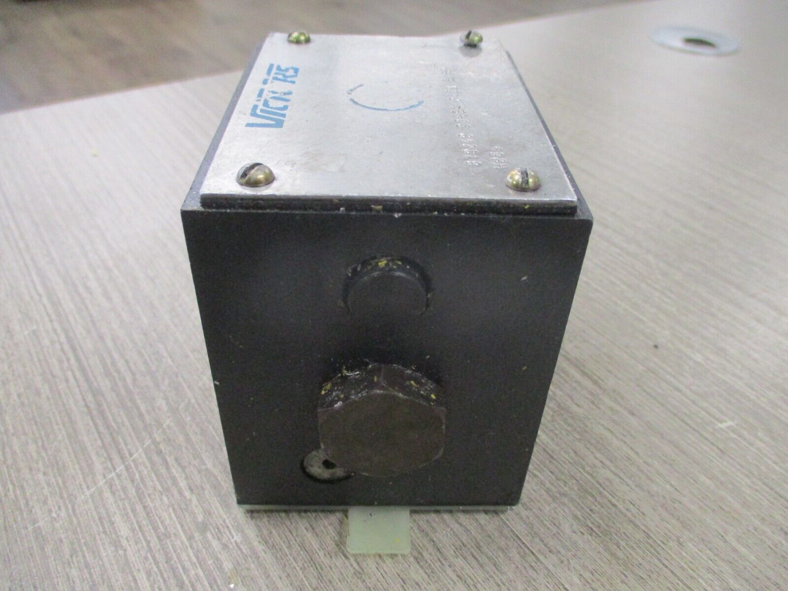 Vickers Directional Pilot Valve 879249 DG4S4 012A B 60 Used