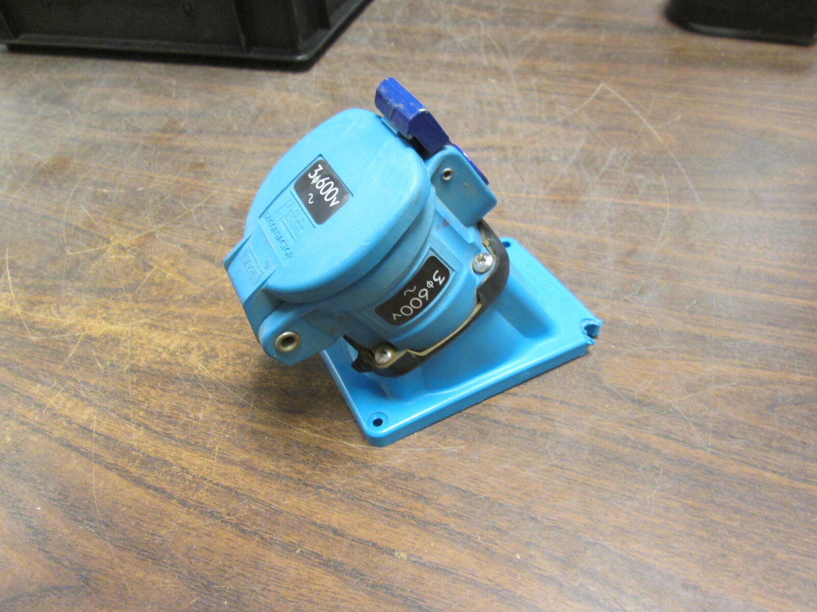 Meltric DS20 Receptacle 33-14143-824 20A 600V Type 3R *Chipped Corner* Used